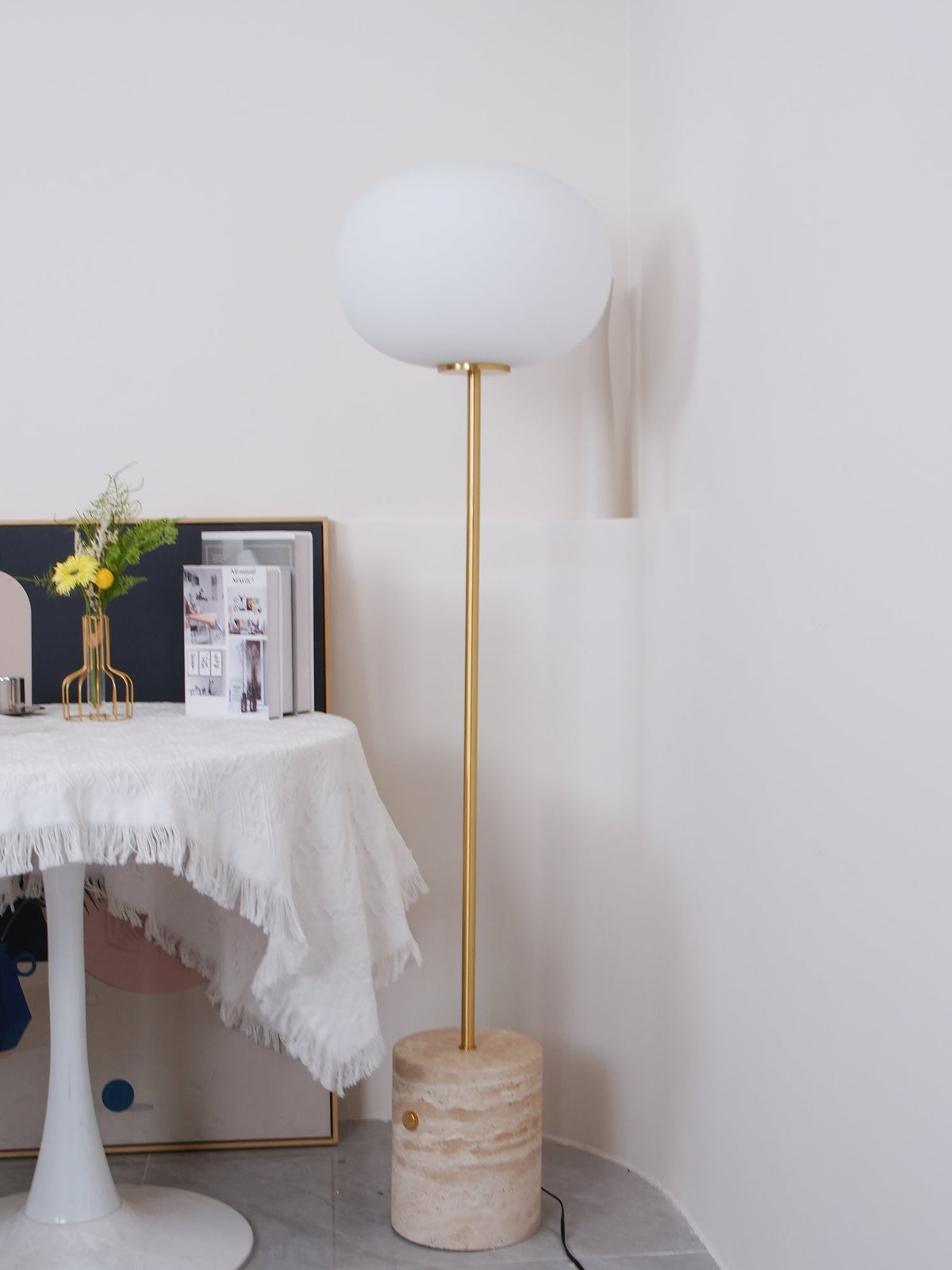 Iloryra golvlampa med pelarfot i travertin