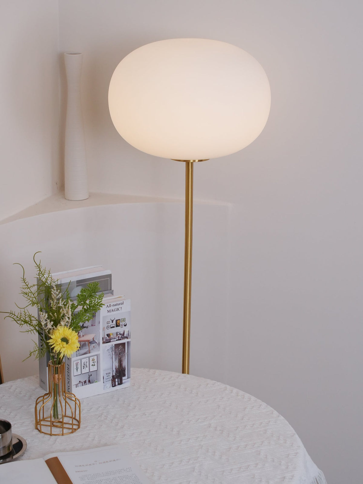 Iloryra golvlampa med pelarfot i travertin