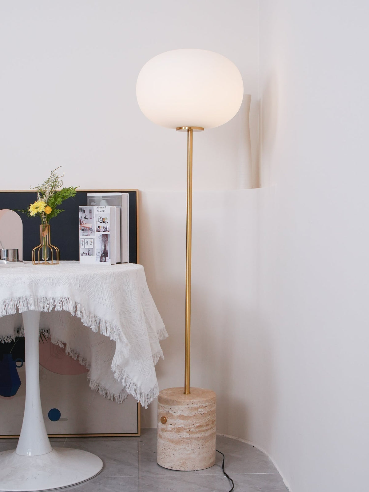 Iloryra golvlampa med pelarfot i travertin