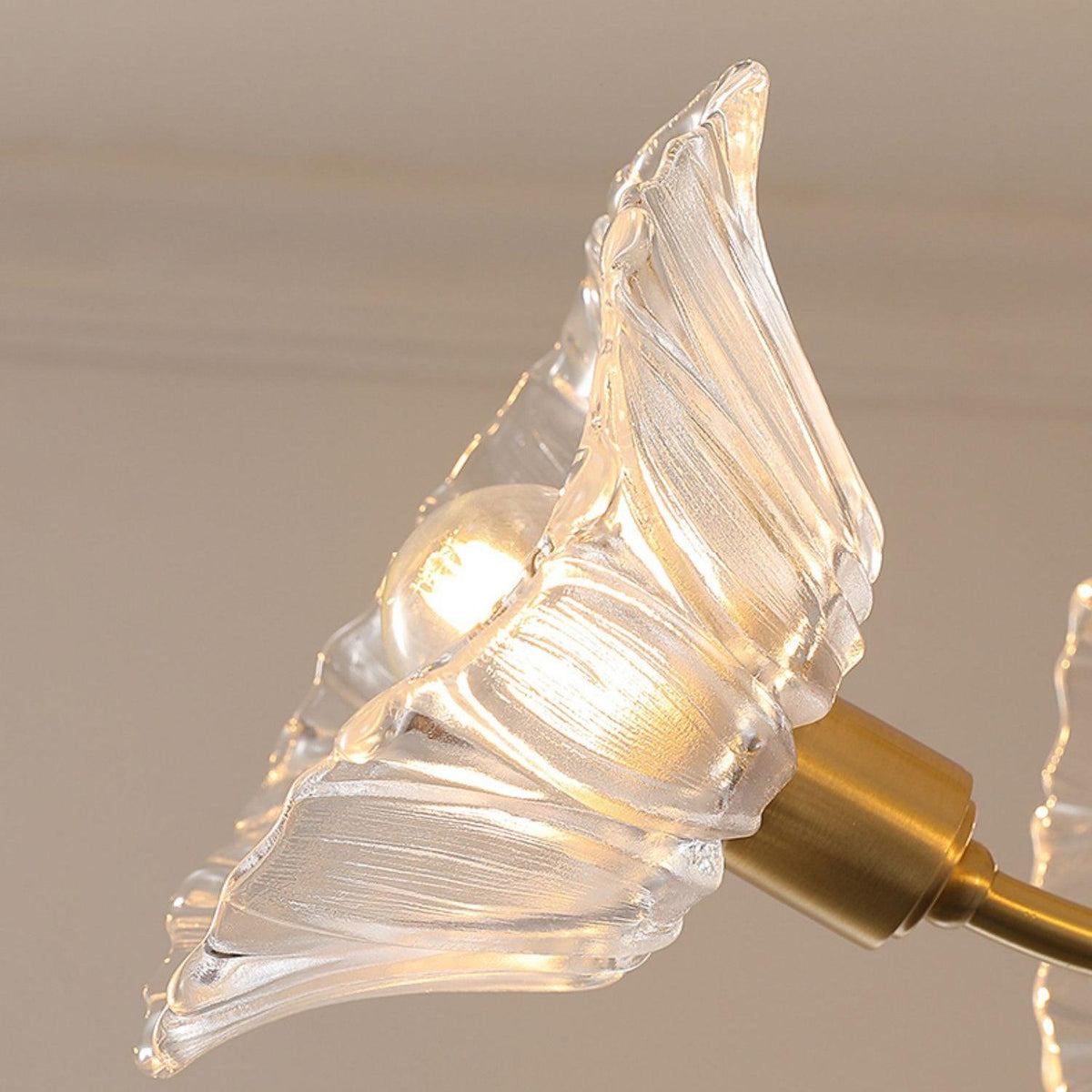 Candeeiro de teto Celoreria com pétalas de vidro em forma de flor, elegante e sofisticado