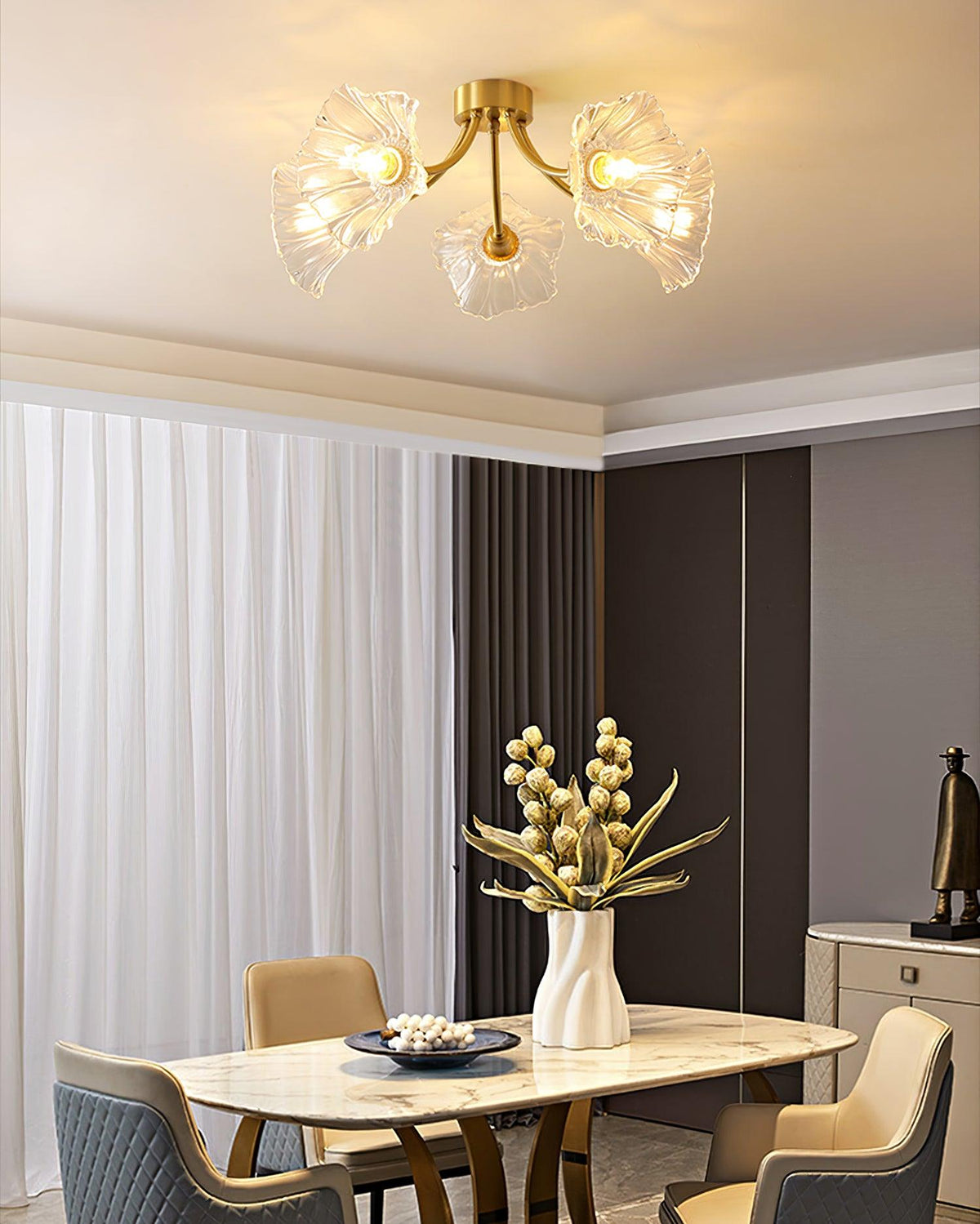 Candeeiro de teto Celoreria com pétalas de vidro em forma de flor, elegante e sofisticado