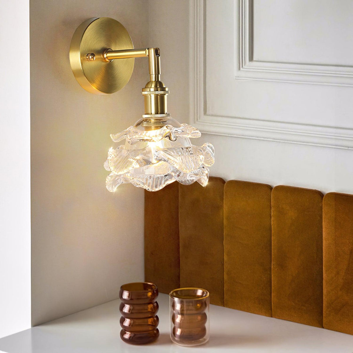 Petal vintagevägglampa i mässing