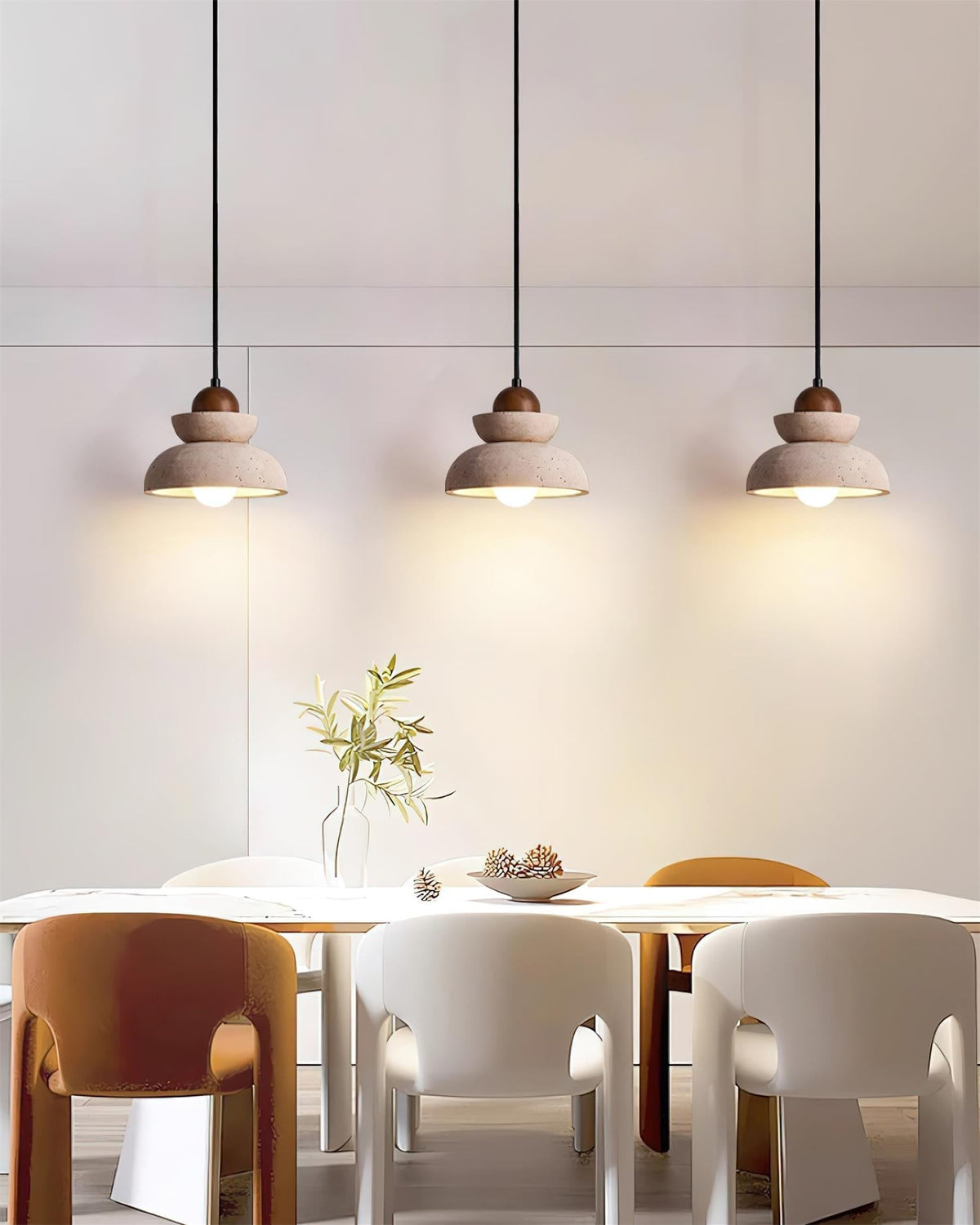 Pendel med travertinskærm og træ, moderne nordisk stil, beige og valnød