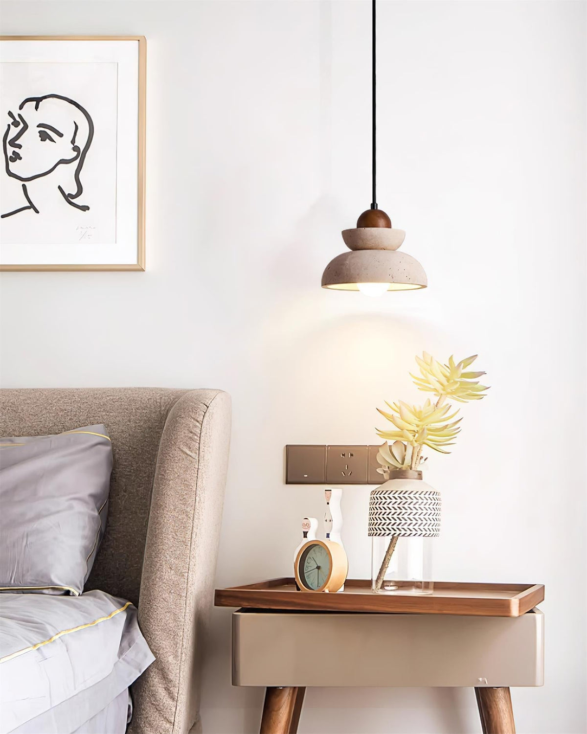 Pendel med travertinskærm og træ, moderne nordisk stil, beige og valnød