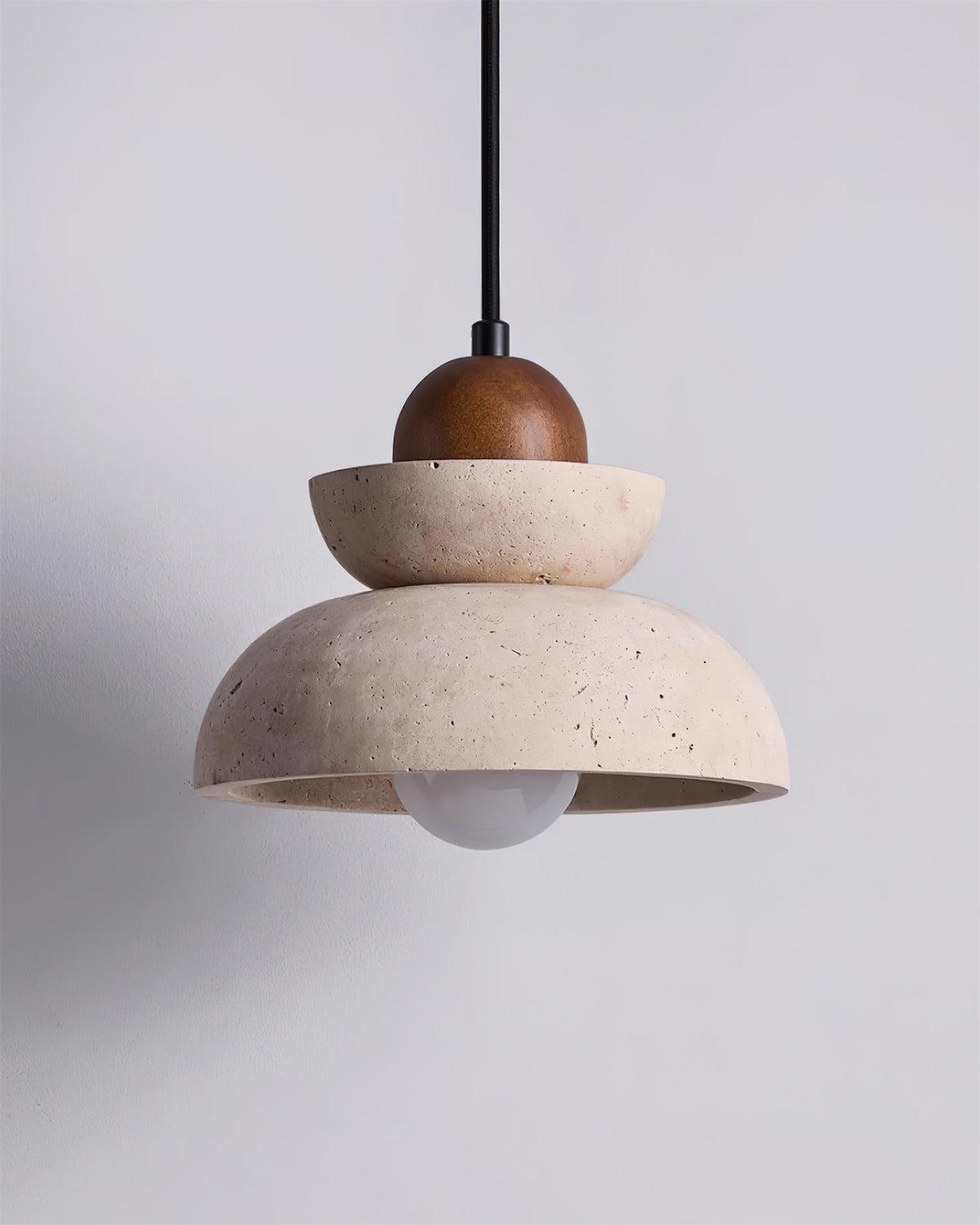 Pendel med travertinskærm og træ, moderne nordisk stil, beige og valnød