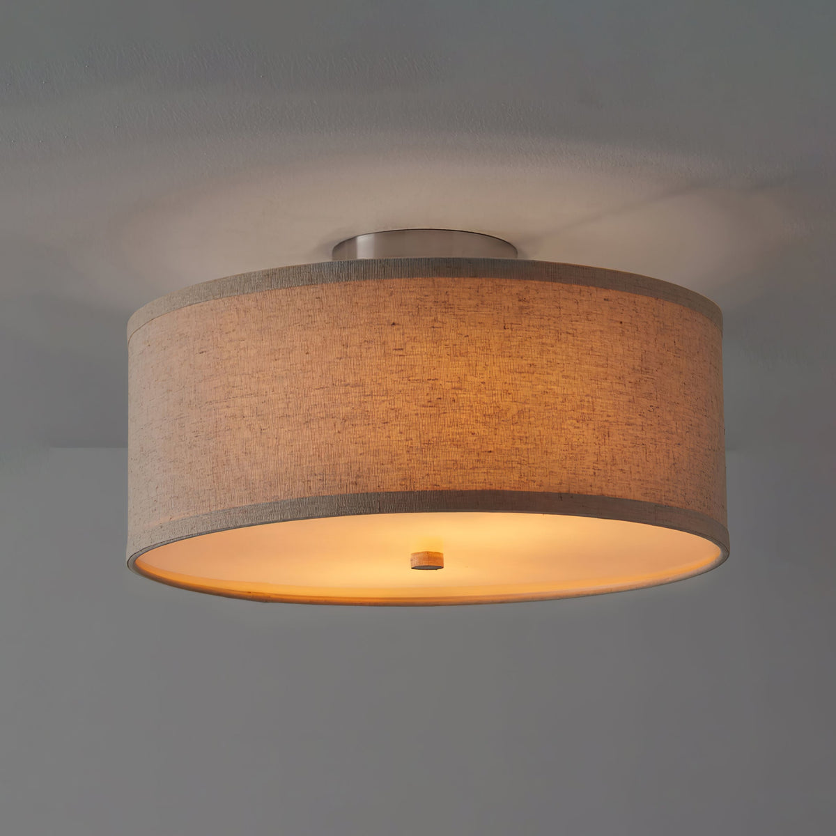 Qilvo loftlampe med linnedskærm, enkel og elegant