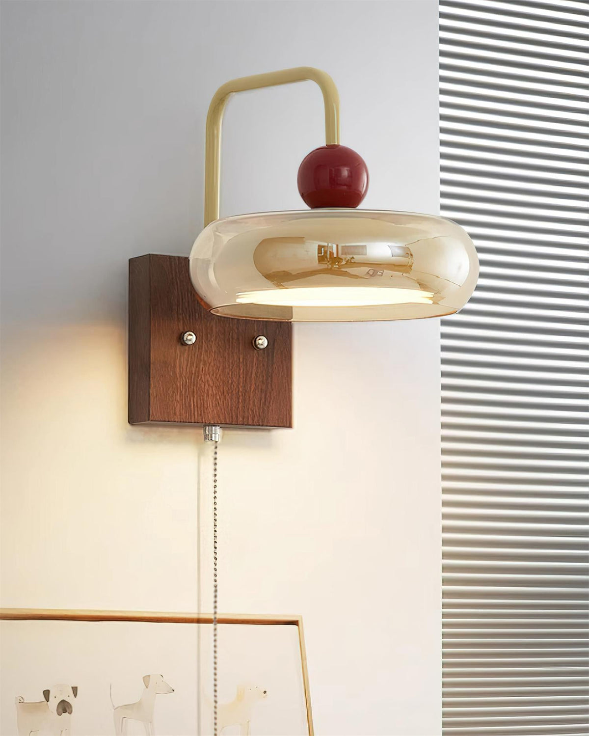Lumiva vegglampi í retro-stíl úr gleri og viði með togkeðju