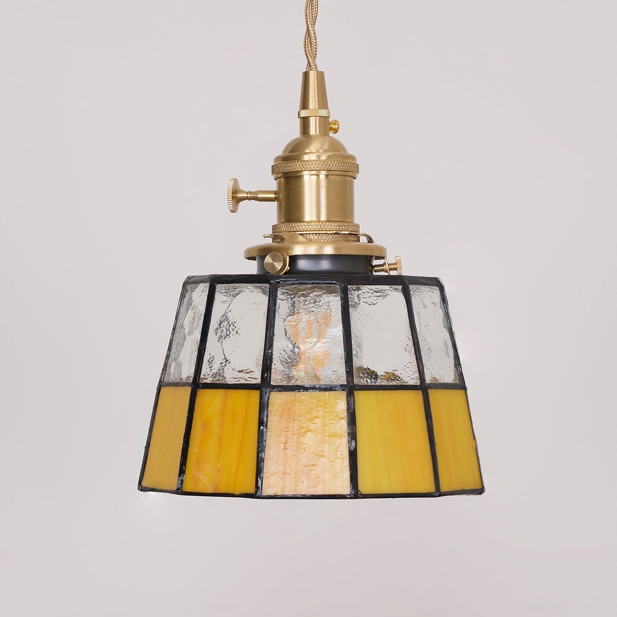 Taklampa med målat glasskärm, vintage mönster, mässing och retrostil