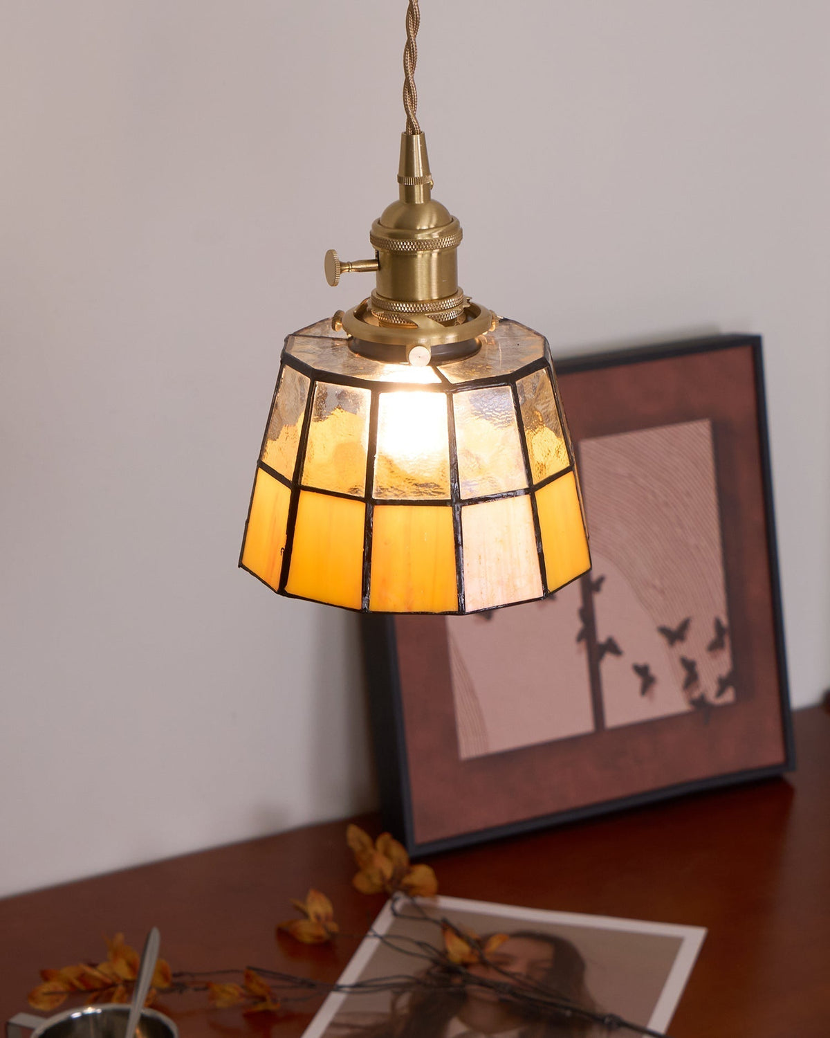Taklampa med målat glasskärm, vintage mönster, mässing och retrostil
