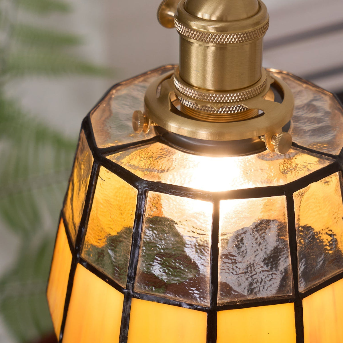 Taklampa med målat glasskärm, vintage mönster, mässing och retrostil