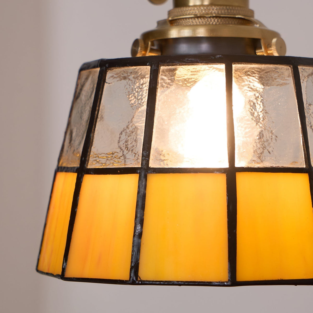 Taklampa med målat glasskärm, vintage mönster, mässing och retrostil