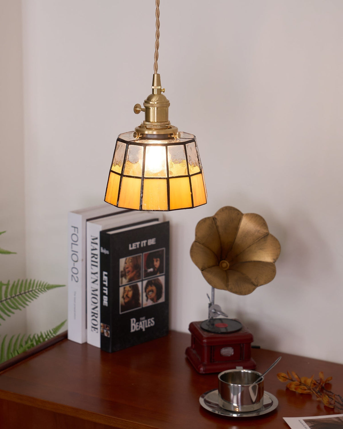Taklampa med målat glasskärm, vintage mönster, mässing och retrostil