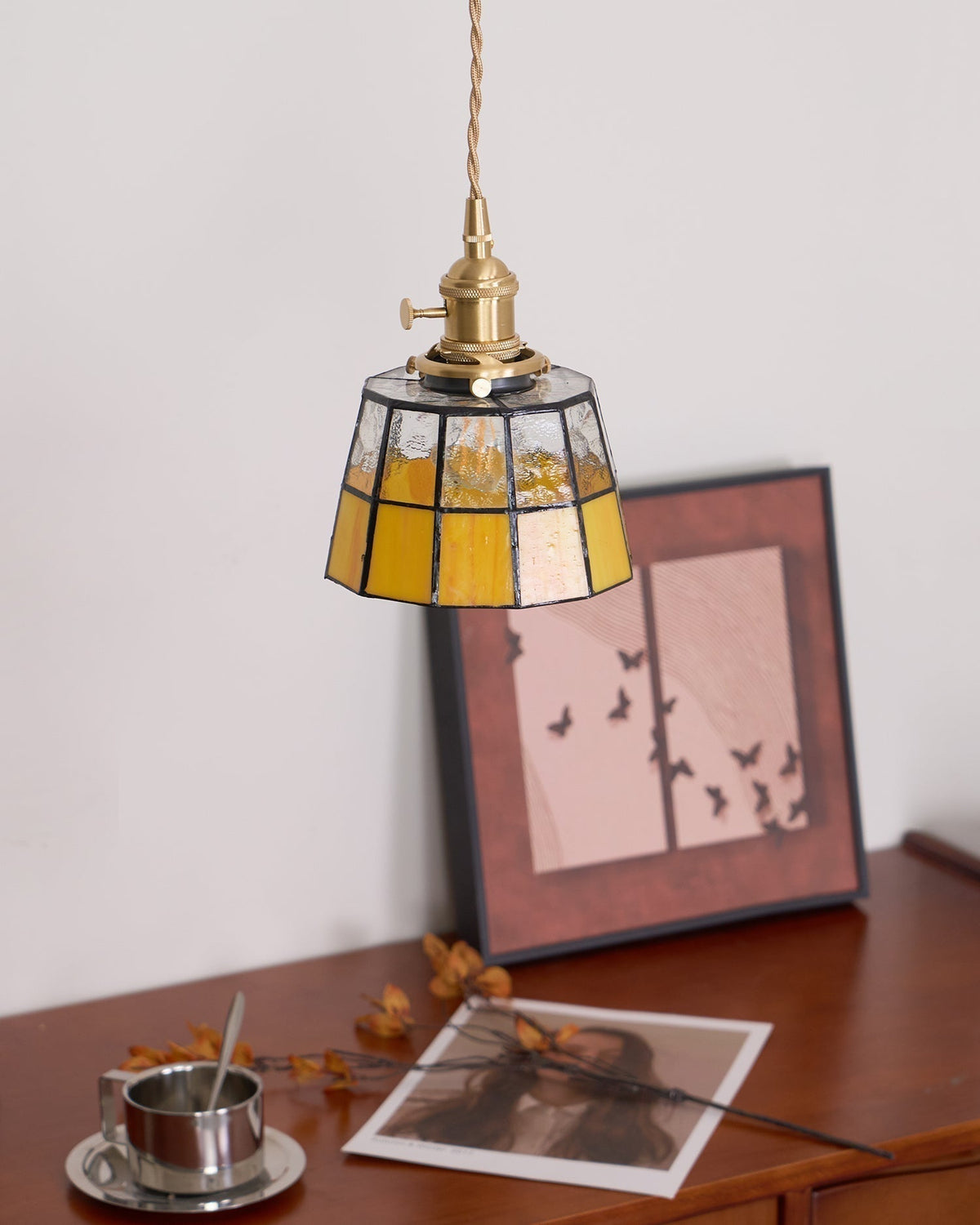 Taklampa med målat glasskärm, vintage mönster, mässing och retrostil