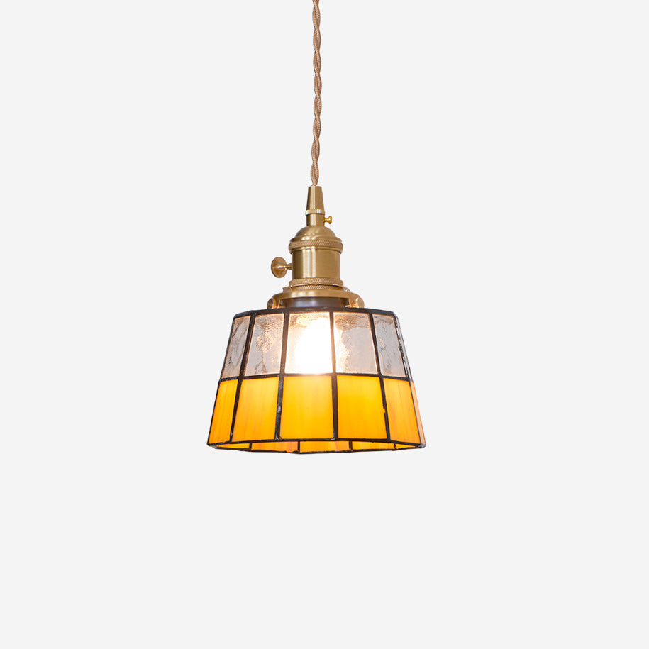 Taklampa med målat glasskärm, vintage mönster, mässing och retrostil