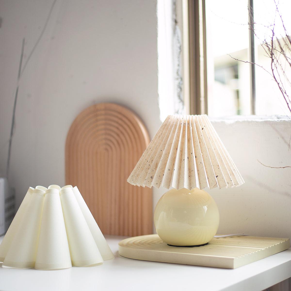 Nirixon lekfull bordslampa i tyg