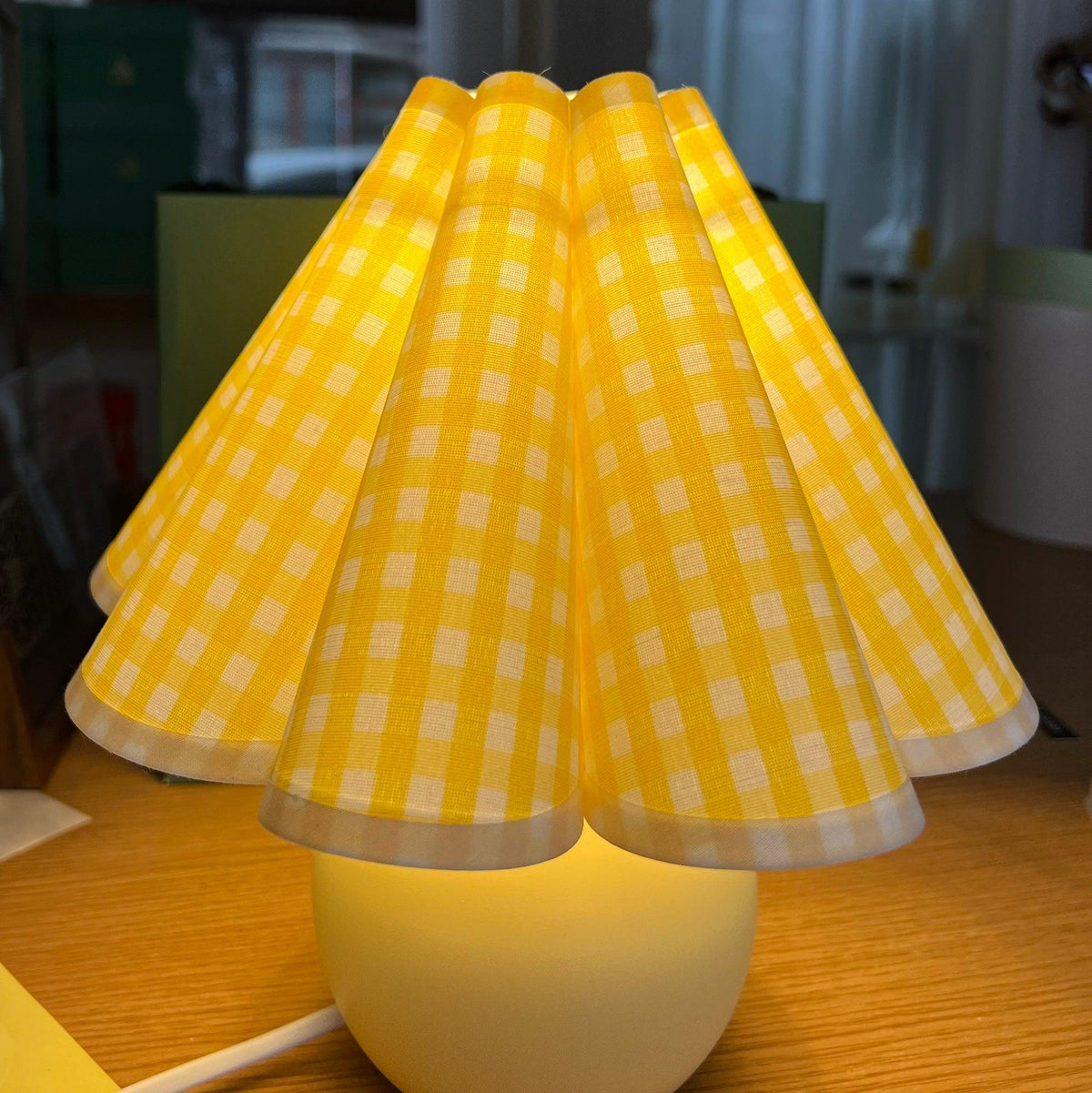 Nirixon lekfull bordslampa i tyg