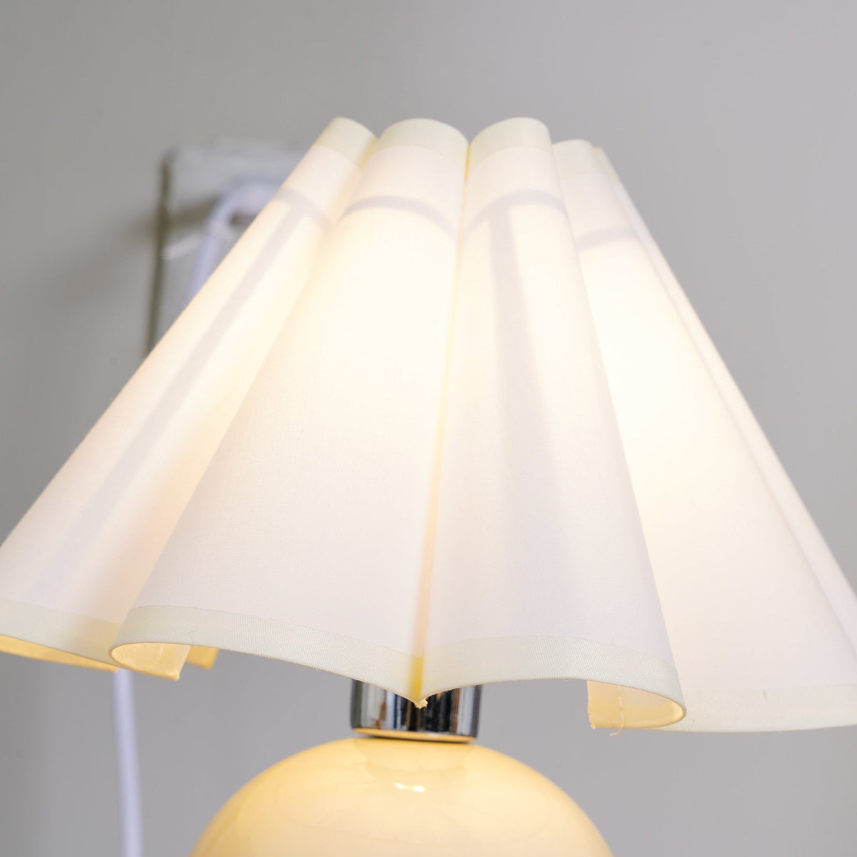 Nirixon lekfull bordslampa i tyg