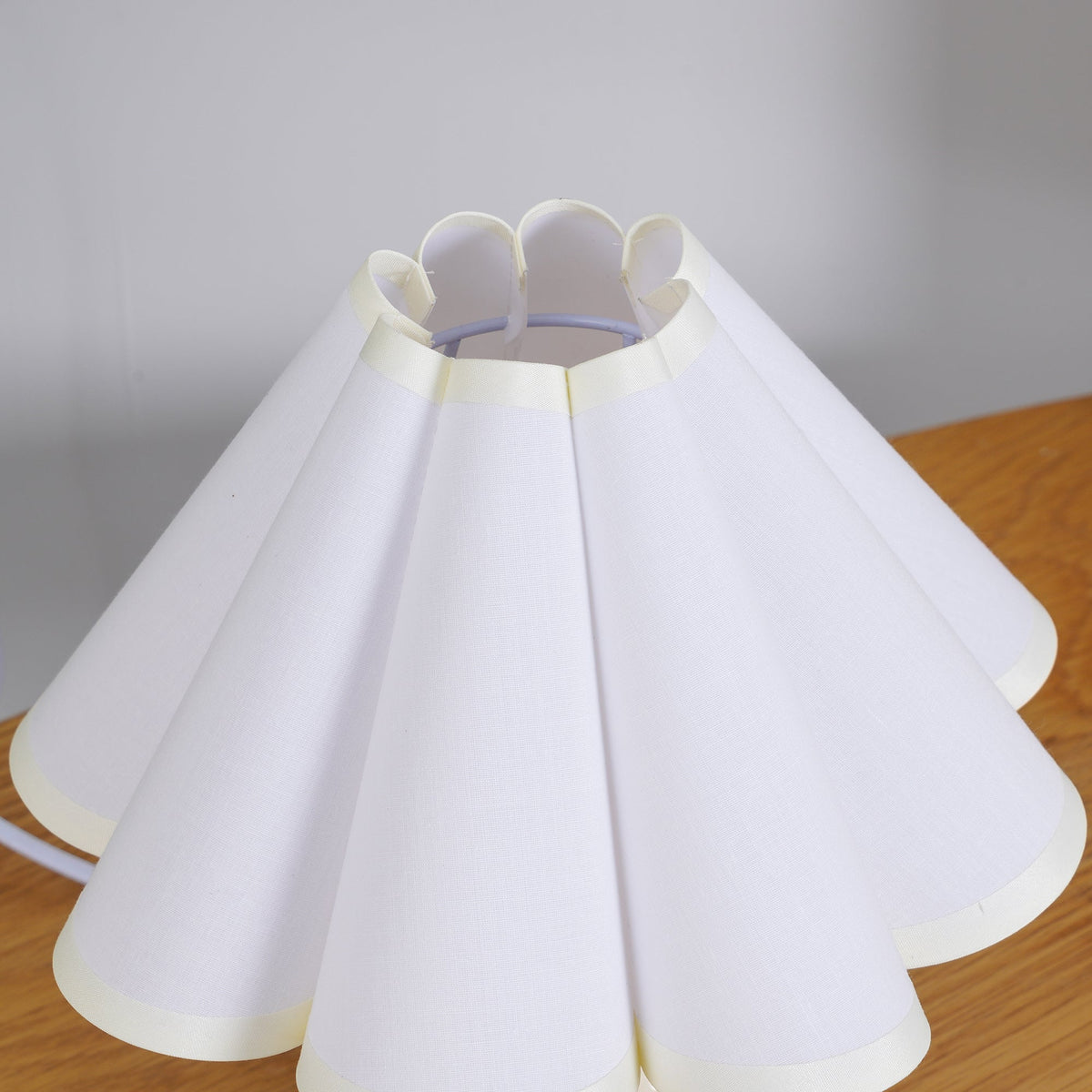 Nirixon lekfull bordslampa i tyg