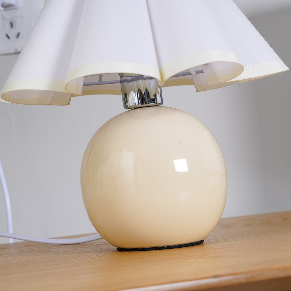 Nirixon lekfull bordslampa i tyg