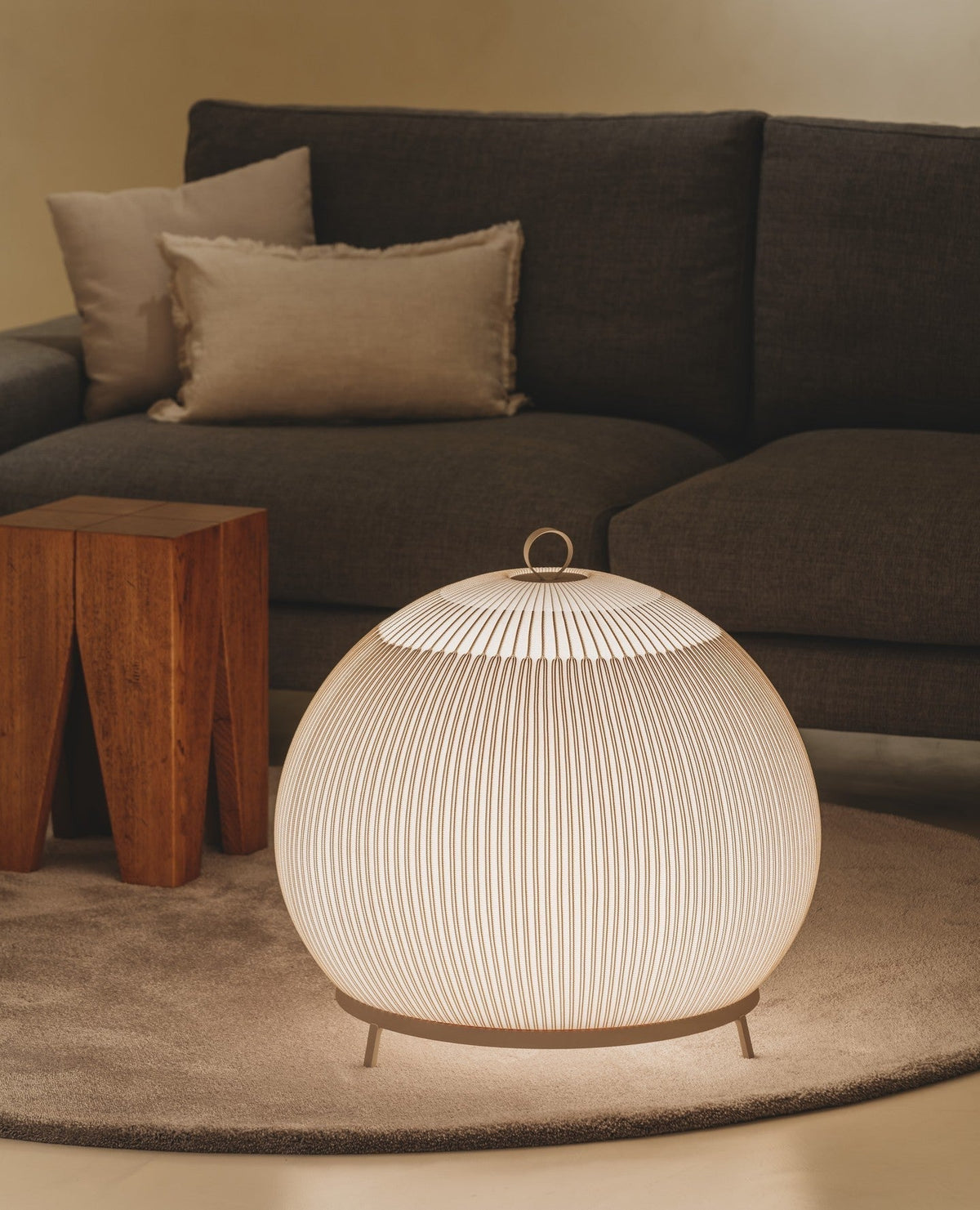 Nancy moderne bordlampe i stof