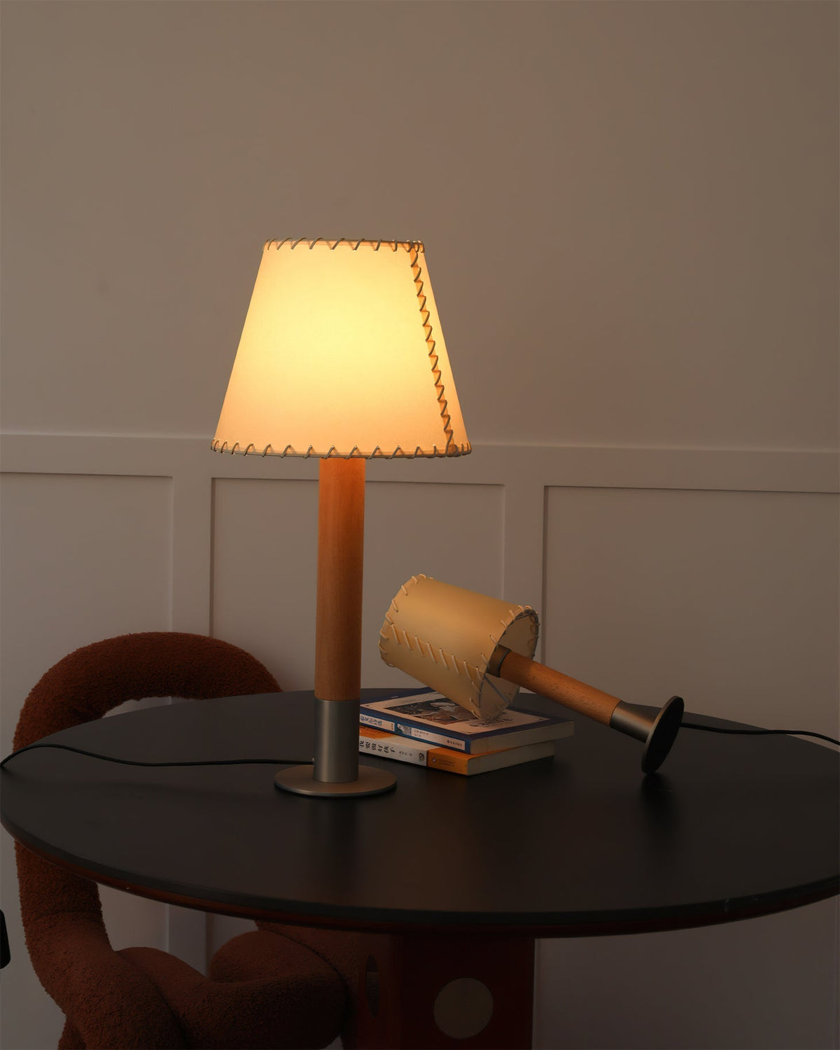 Lunve bordlampe med pergamentskærm