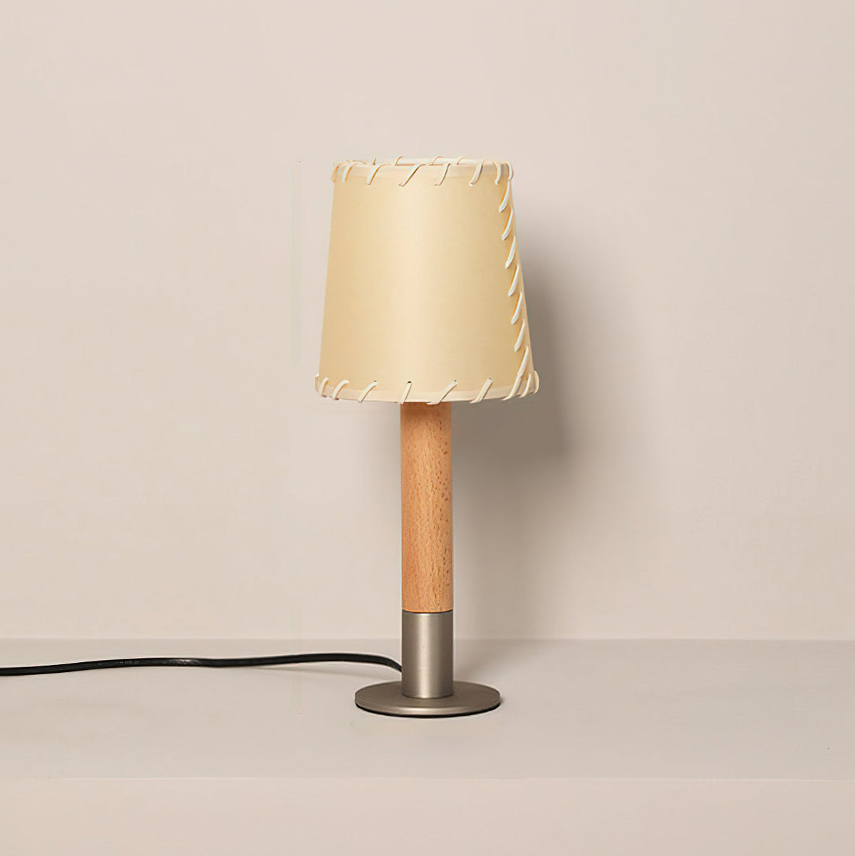 Lunve bordlampe med pergamentskærm