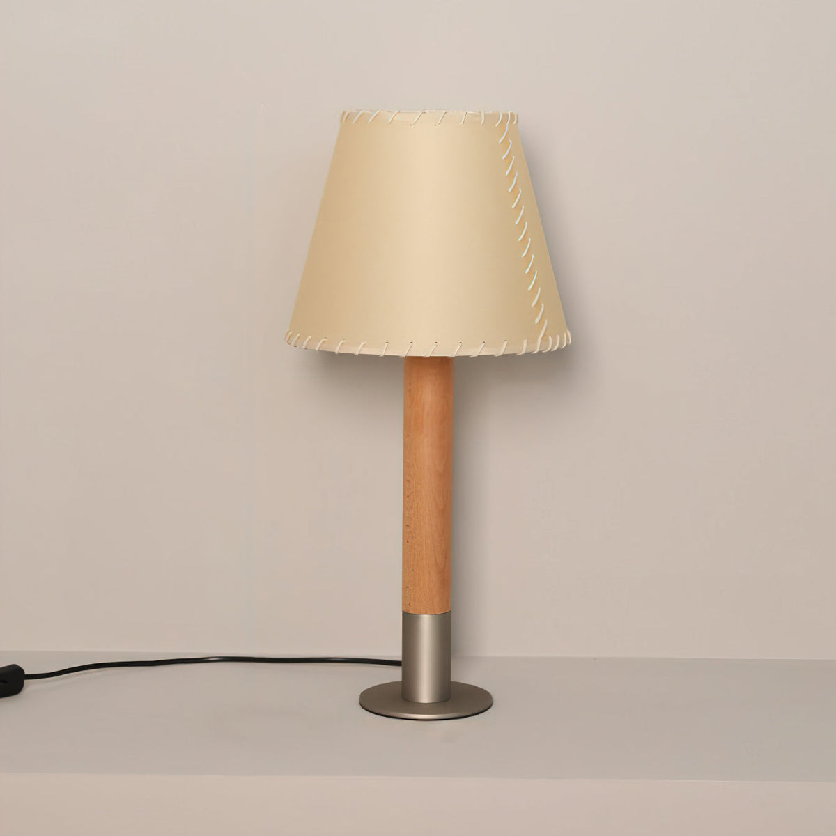 Lunve bordlampe med pergamentskærm