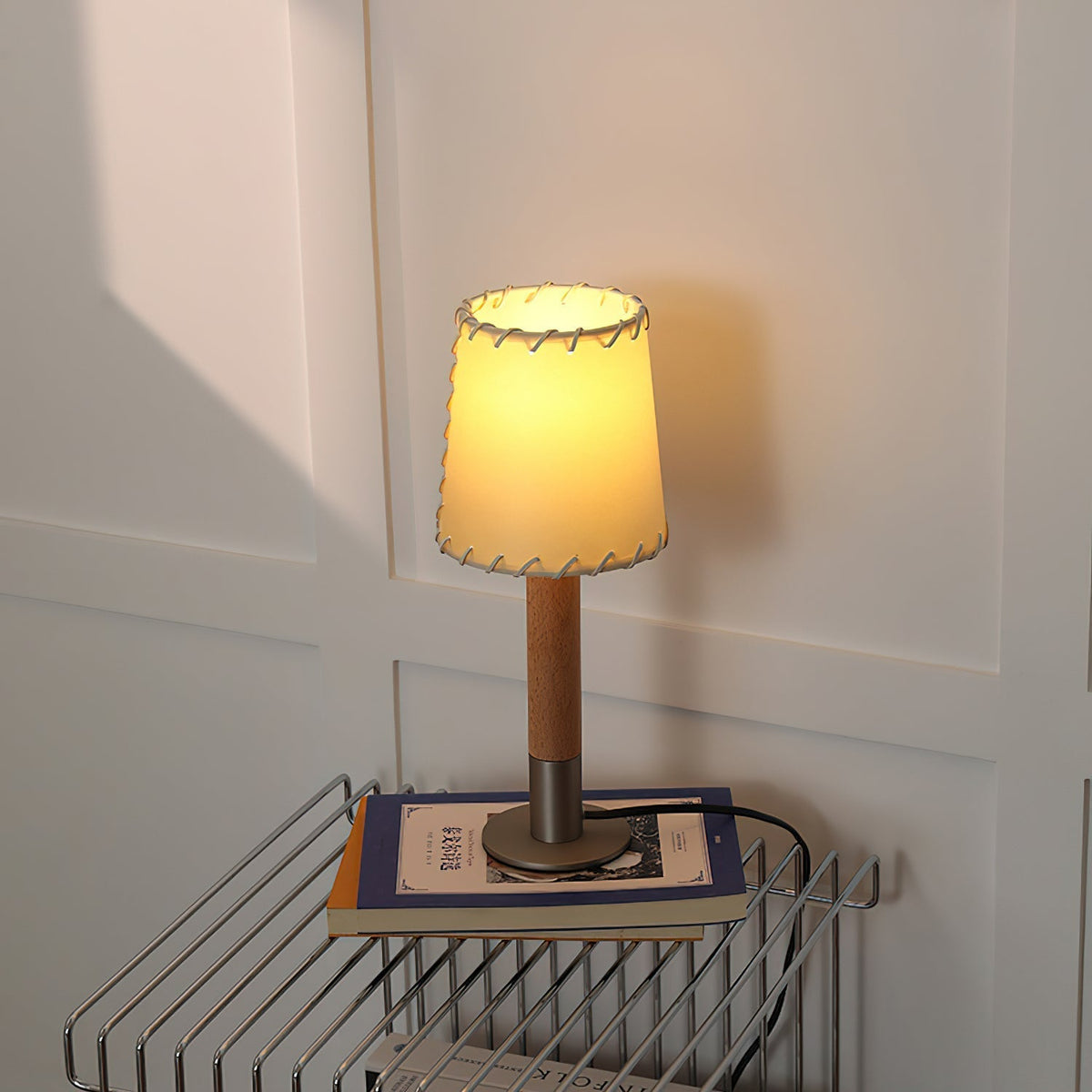 Lunve bordlampe med pergamentskærm