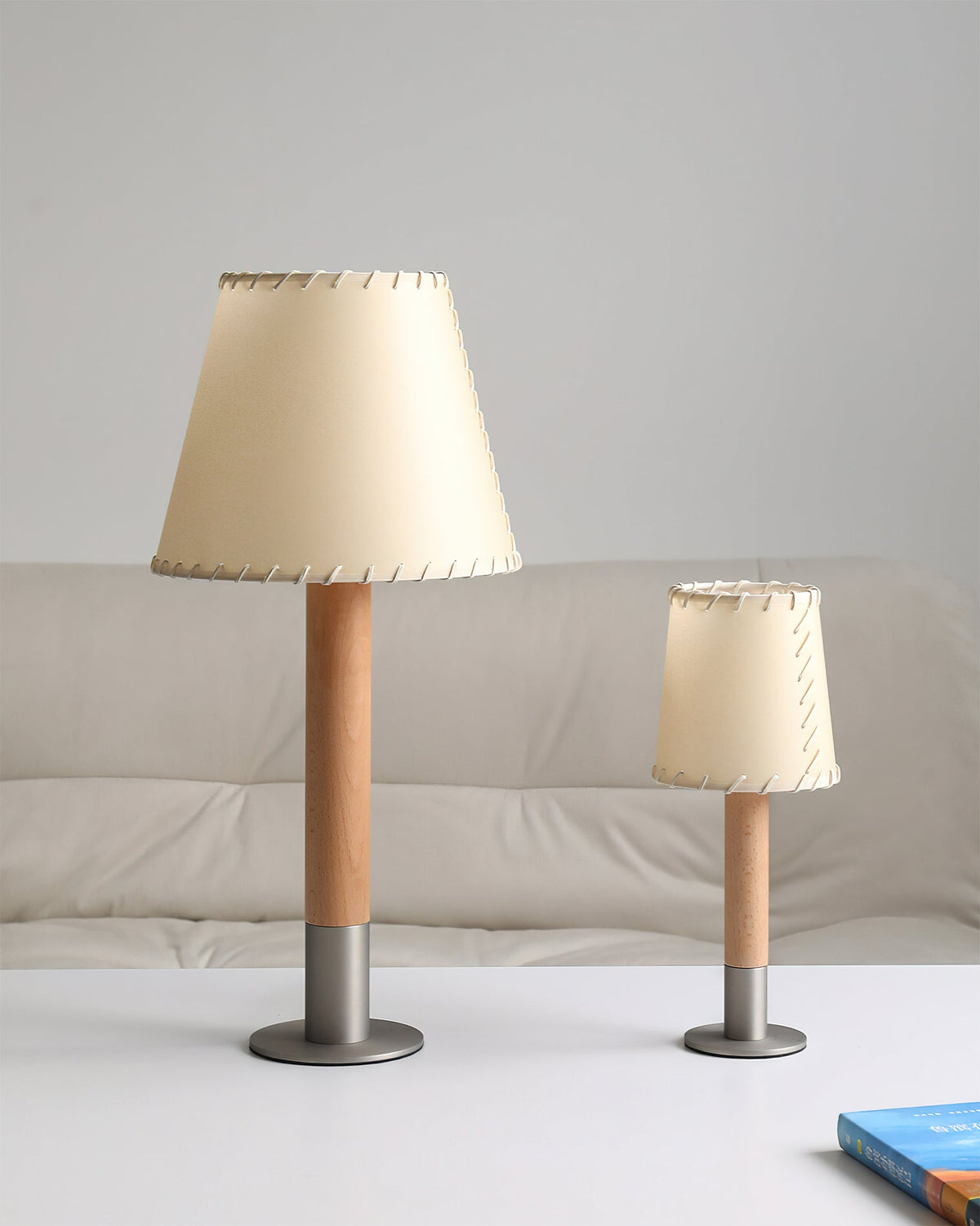 Lunve bordlampe med pergamentskærm
