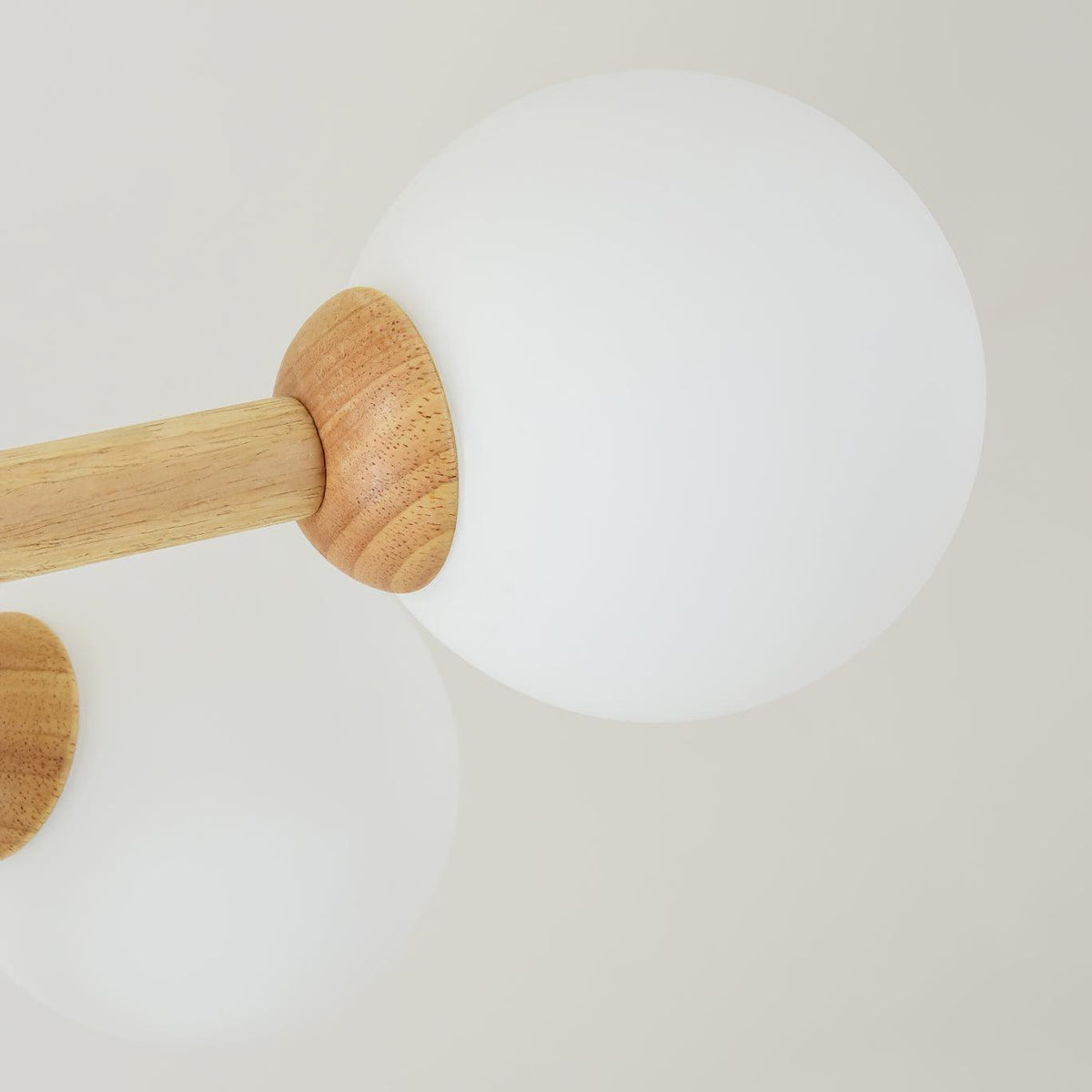 Kalds minimalistisk naturlig lysekrone med træglobus