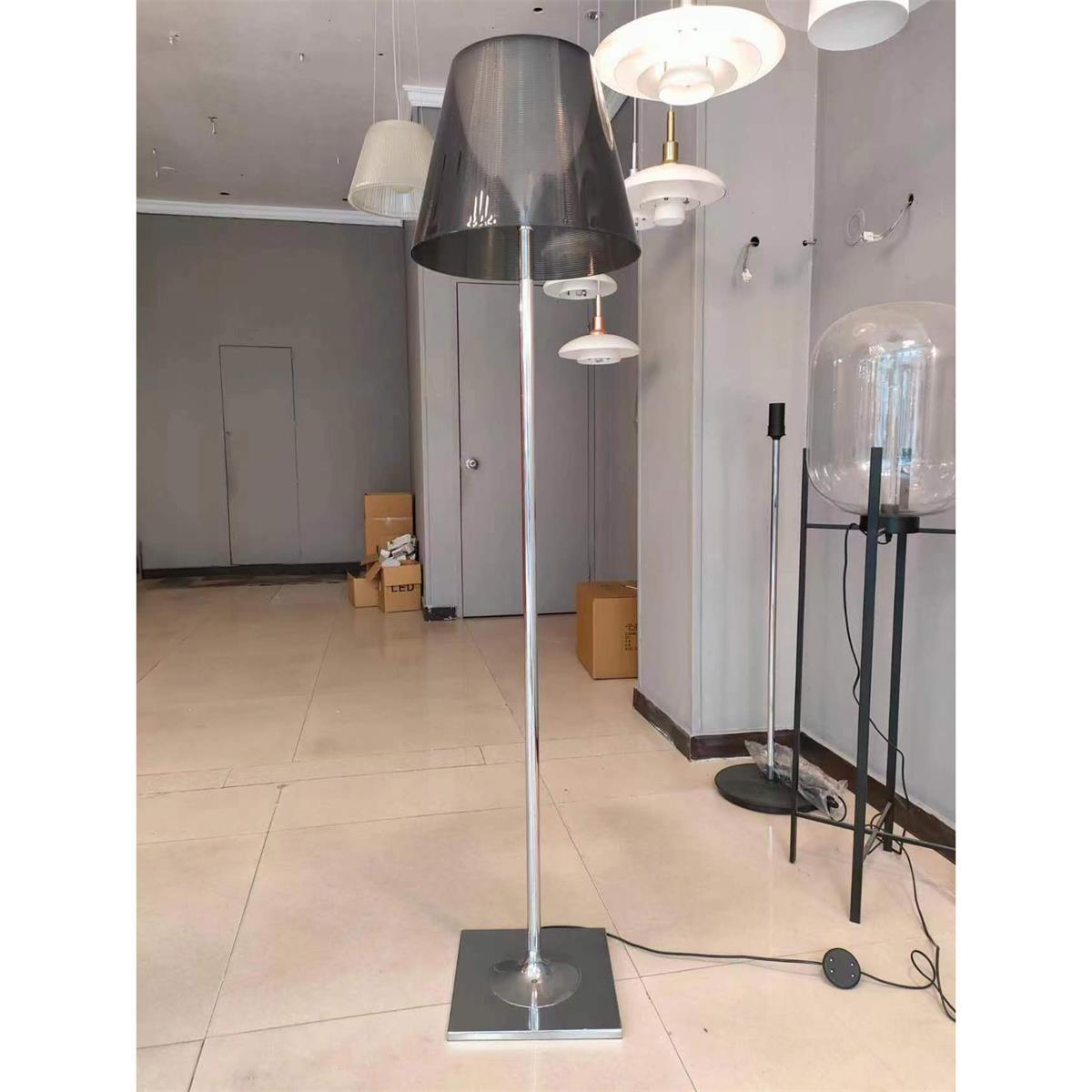 Modern golvlampa i akryl från Garlan