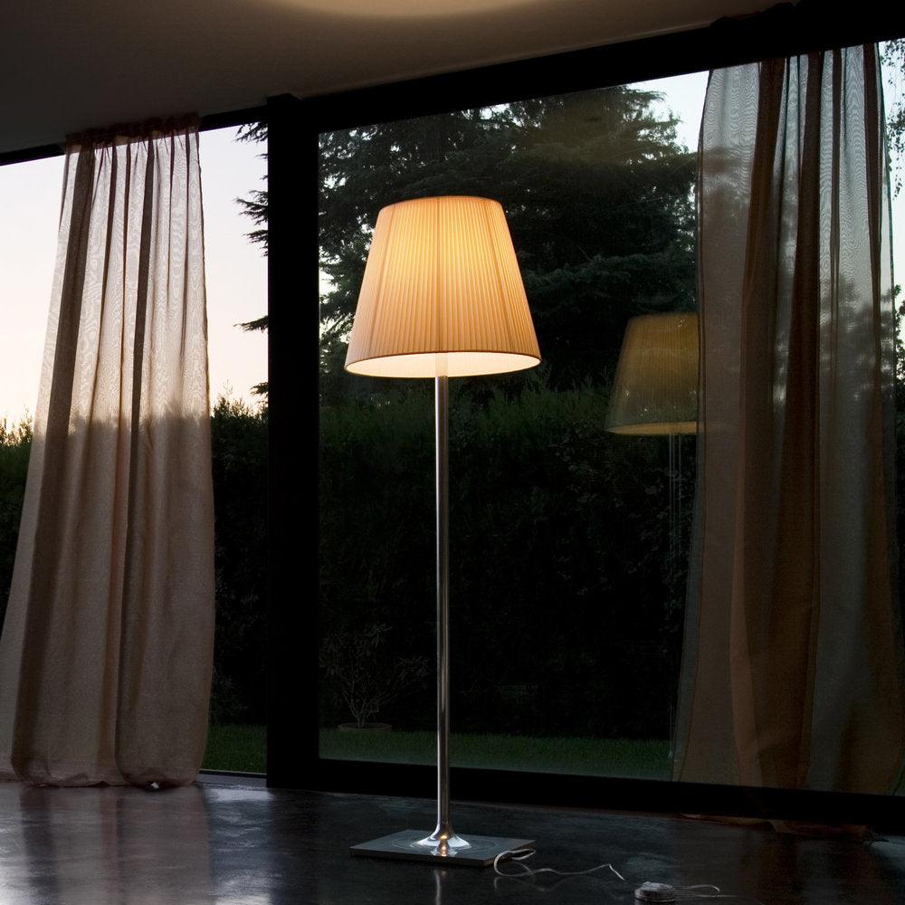 Modern golvlampa i akryl från Garlan