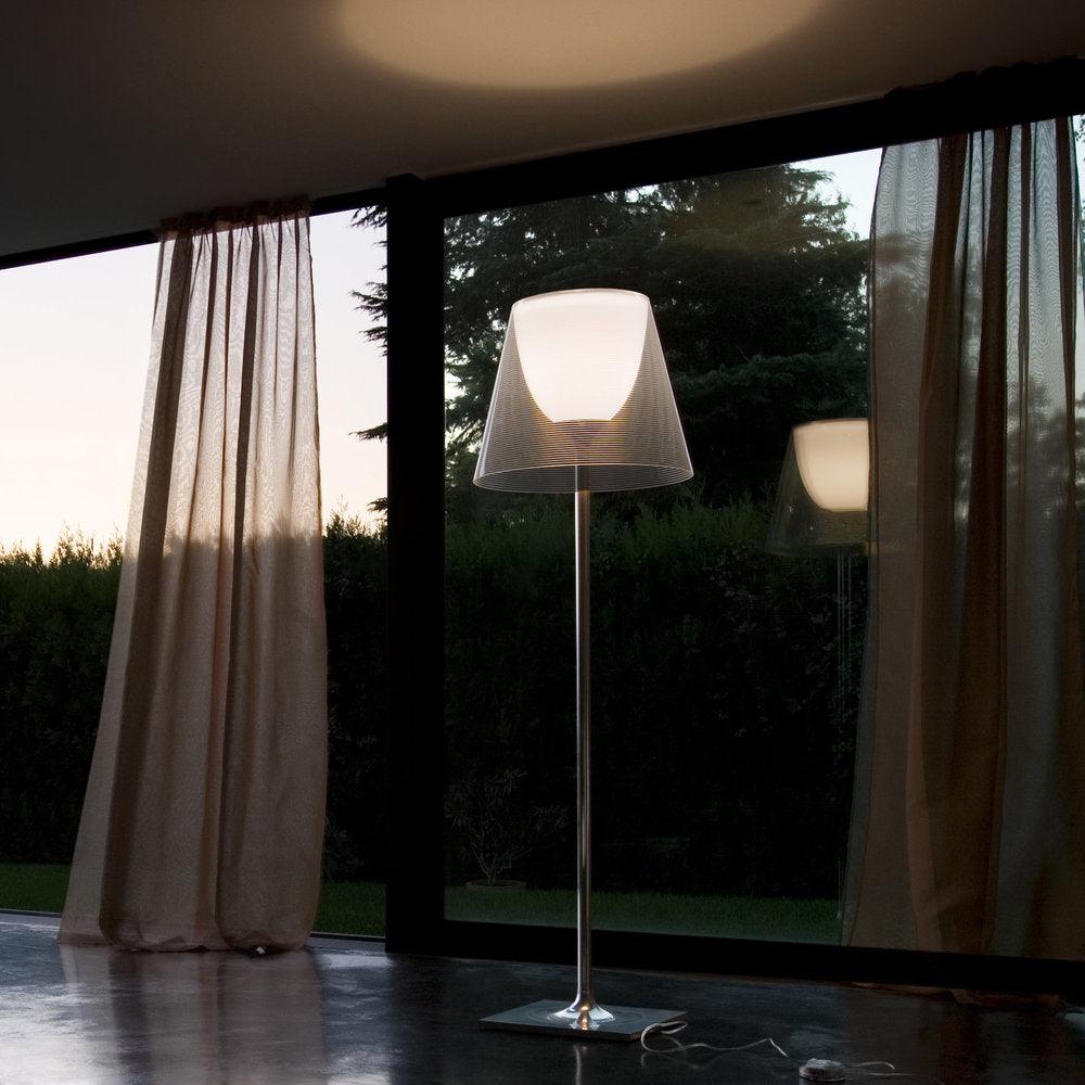 Modern golvlampa i akryl från Garlan