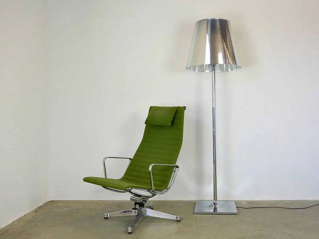 Modern golvlampa i akryl från Garlan