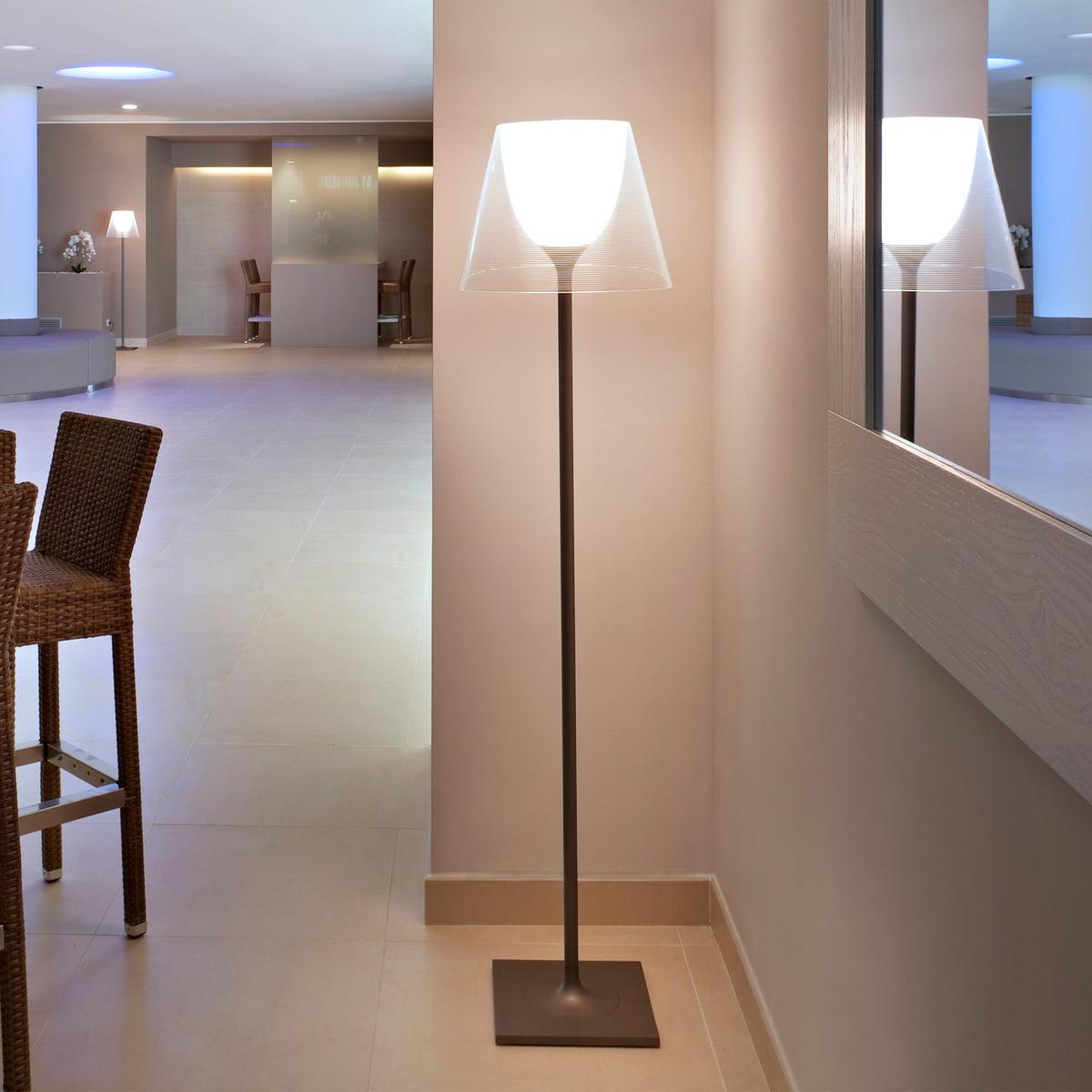 Modern golvlampa i akryl från Garlan