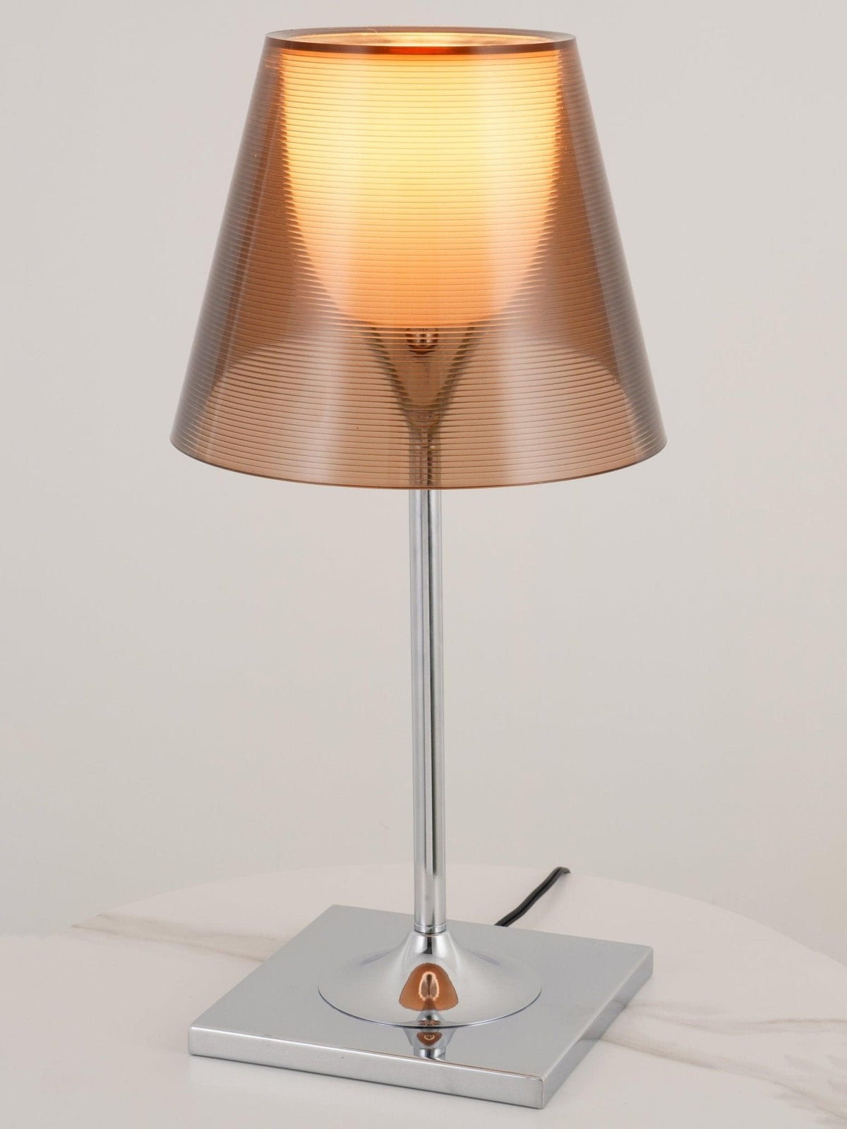 Bravon bordlampe i plast