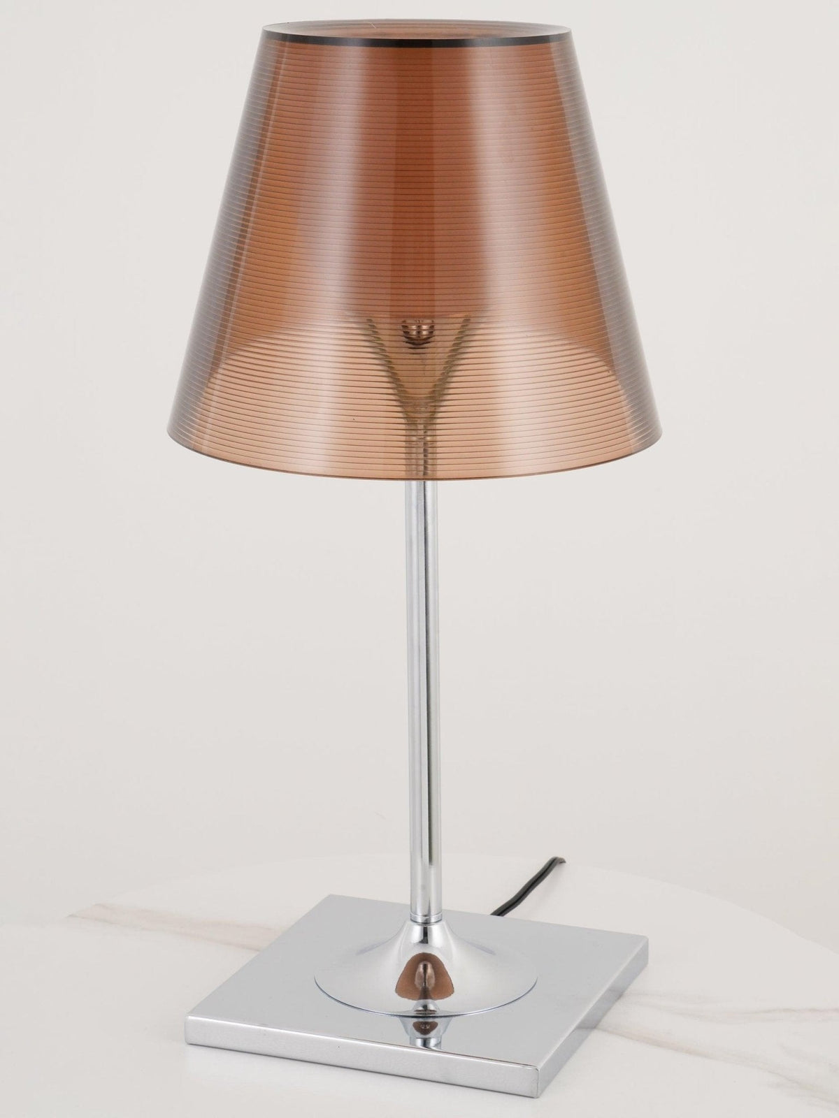 Bravon bordlampe i plast