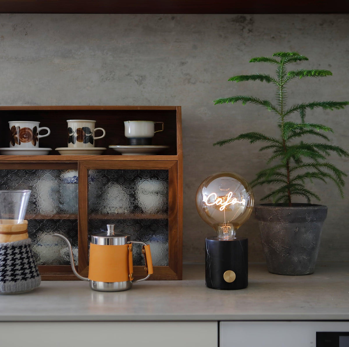 Candeeiro de mesa Altheil retro em madeira