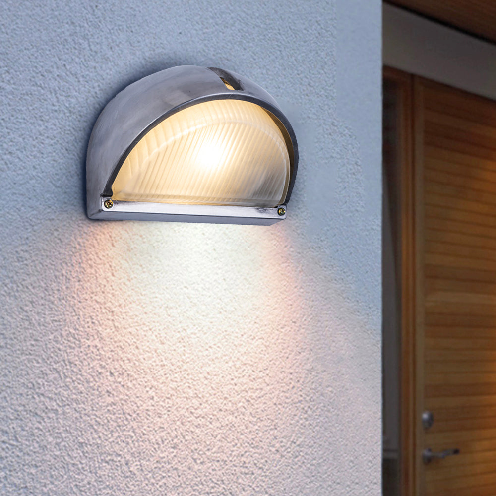Wyre-geometrinen moderni metallinen ja lasinen ulkoseinävalaisin