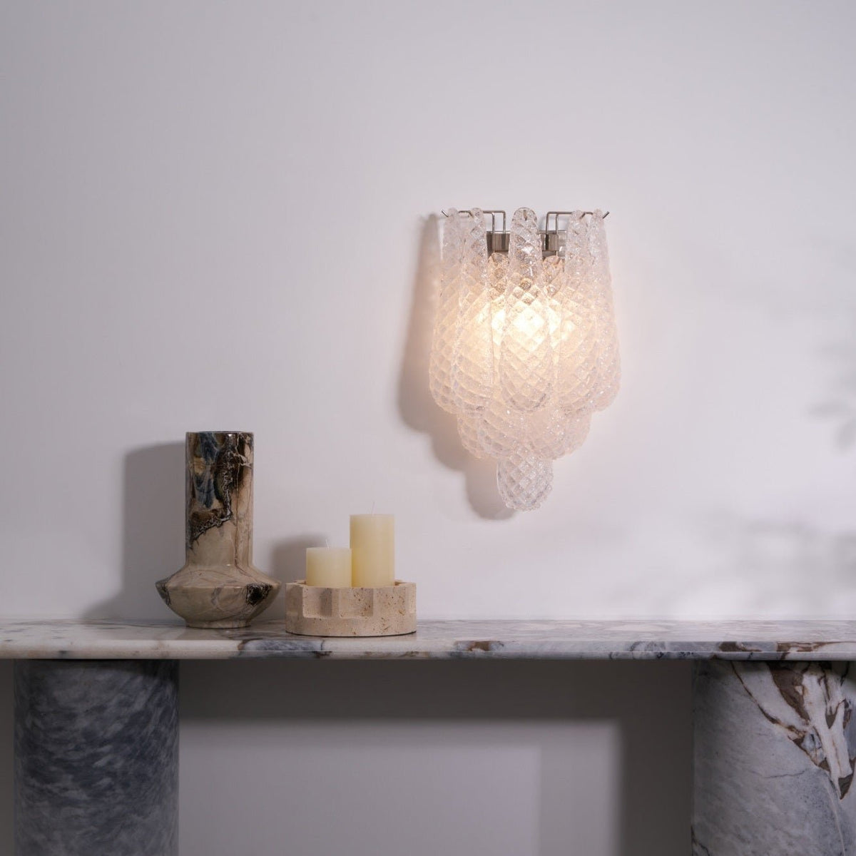 Liorelaria væglampe i pink dråbeformet glas med lagdelt blomstermotiv og kunstnerisk design