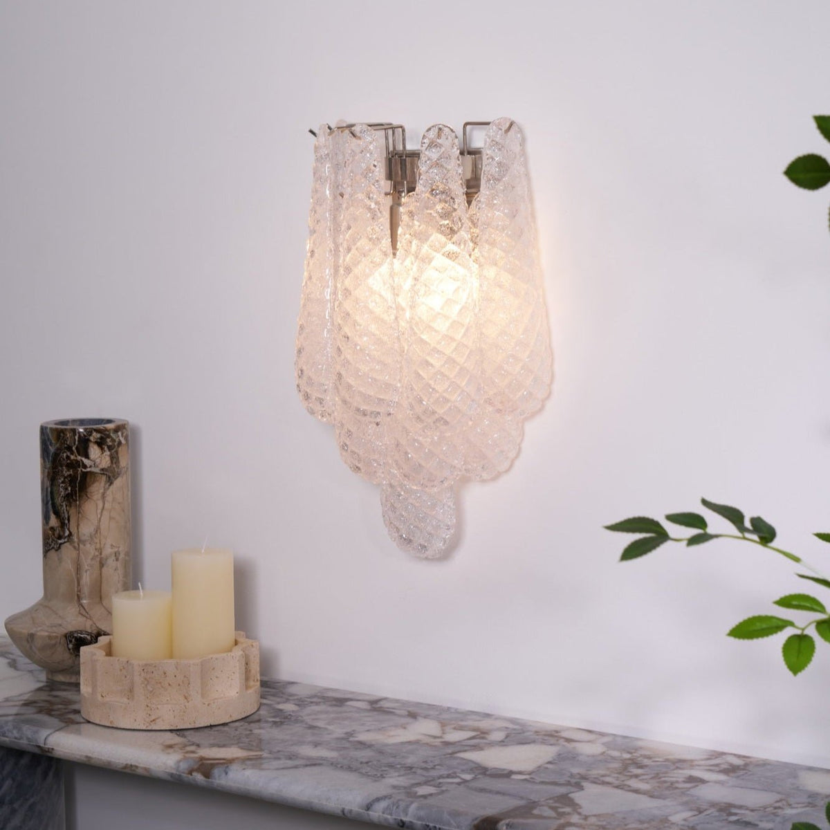 Liorelaria væglampe i pink dråbeformet glas med lagdelt blomstermotiv og kunstnerisk design