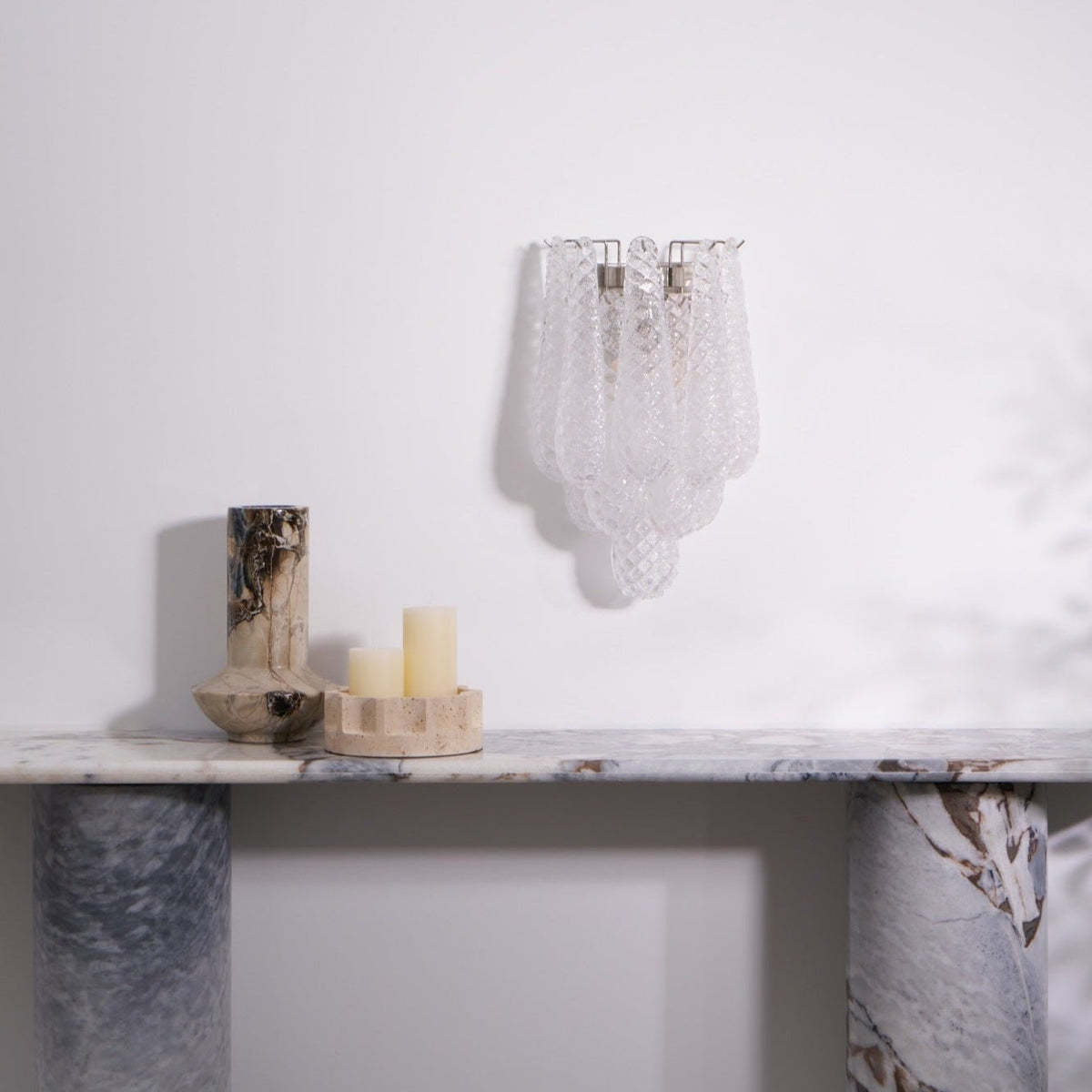 Liorelaria væglampe i pink dråbeformet glas med lagdelt blomstermotiv og kunstnerisk design