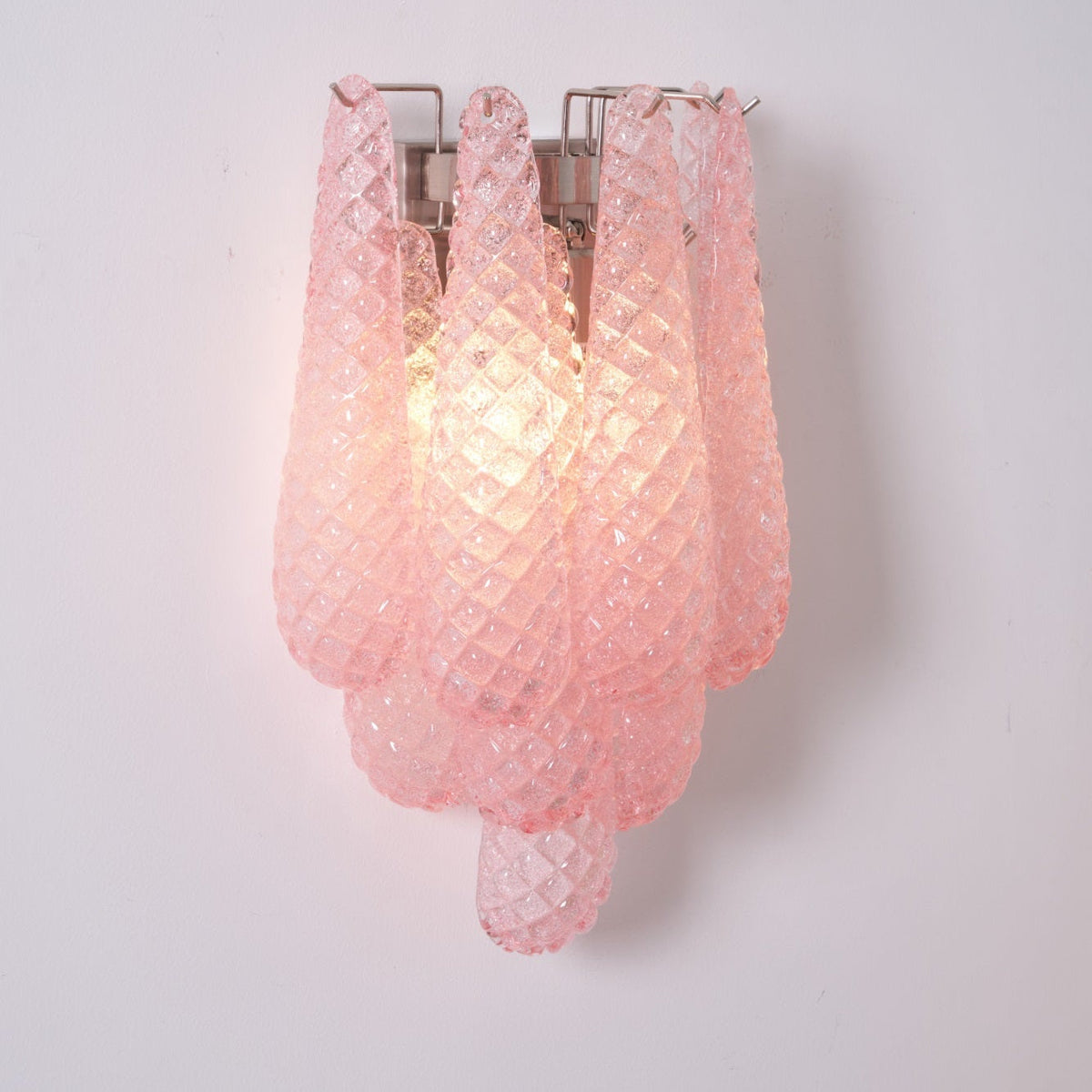 Liorelaria væglampe i pink dråbeformet glas med lagdelt blomstermotiv og kunstnerisk design