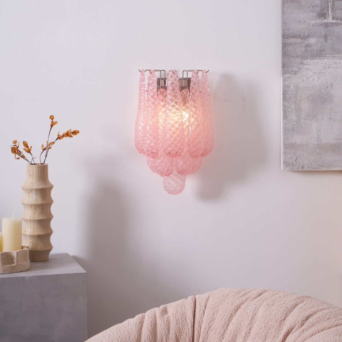 Liorelaria væglampe i pink dråbeformet glas med lagdelt blomstermotiv og kunstnerisk design