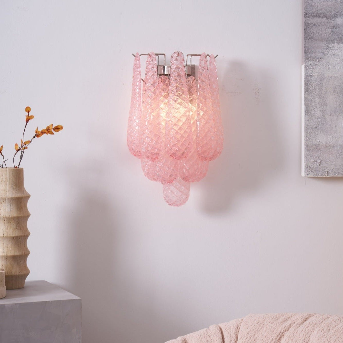 Liorelaria væglampe i pink dråbeformet glas med lagdelt blomstermotiv og kunstnerisk design
