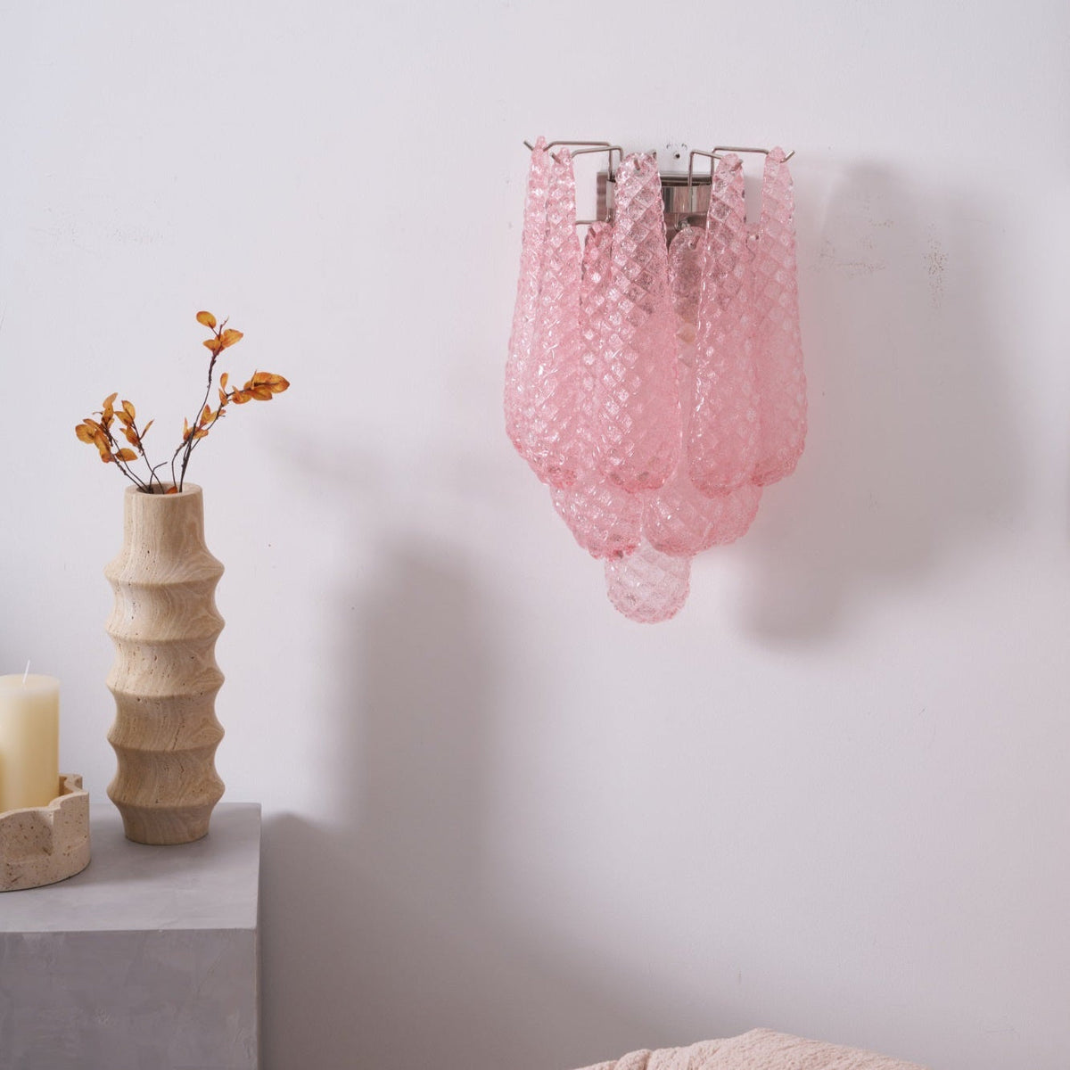 Liorelaria væglampe i pink dråbeformet glas med lagdelt blomstermotiv og kunstnerisk design