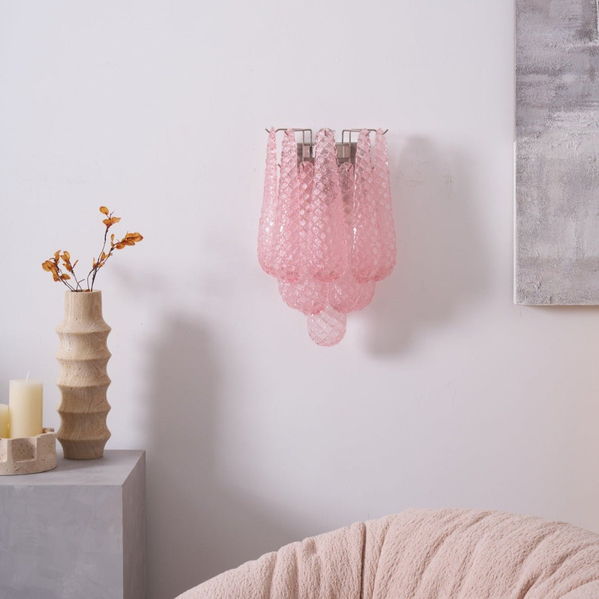 Liorelaria væglampe i pink dråbeformet glas med lagdelt blomstermotiv og kunstnerisk design