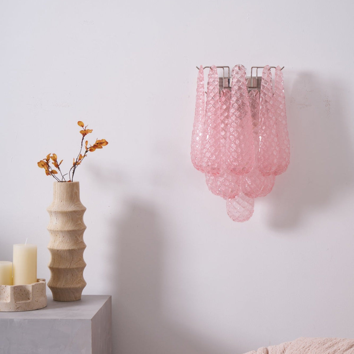 Liorelaria væglampe i pink dråbeformet glas med lagdelt blomstermotiv og kunstnerisk design