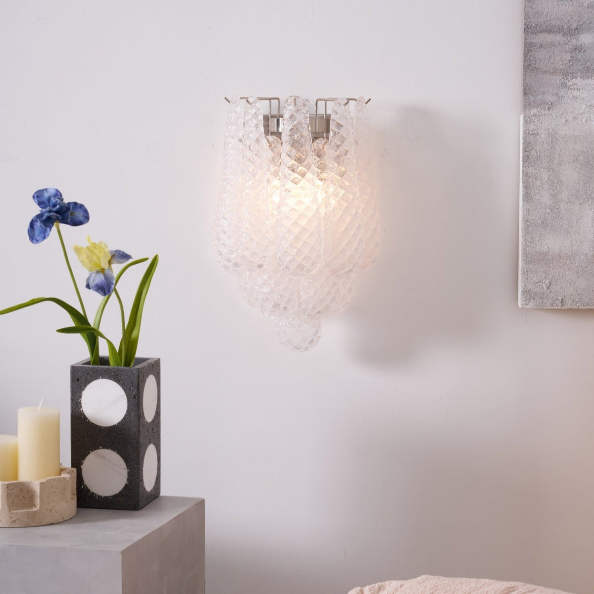 Liorelaria væglampe i pink dråbeformet glas med lagdelt blomstermotiv og kunstnerisk design