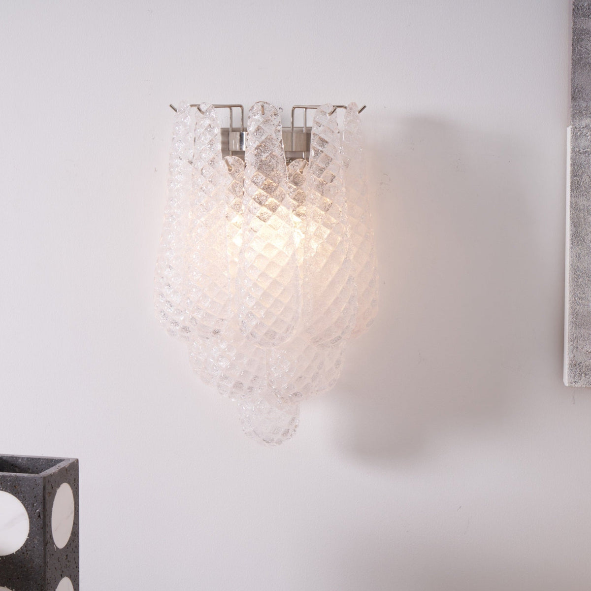Liorelaria væglampe i pink dråbeformet glas med lagdelt blomstermotiv og kunstnerisk design